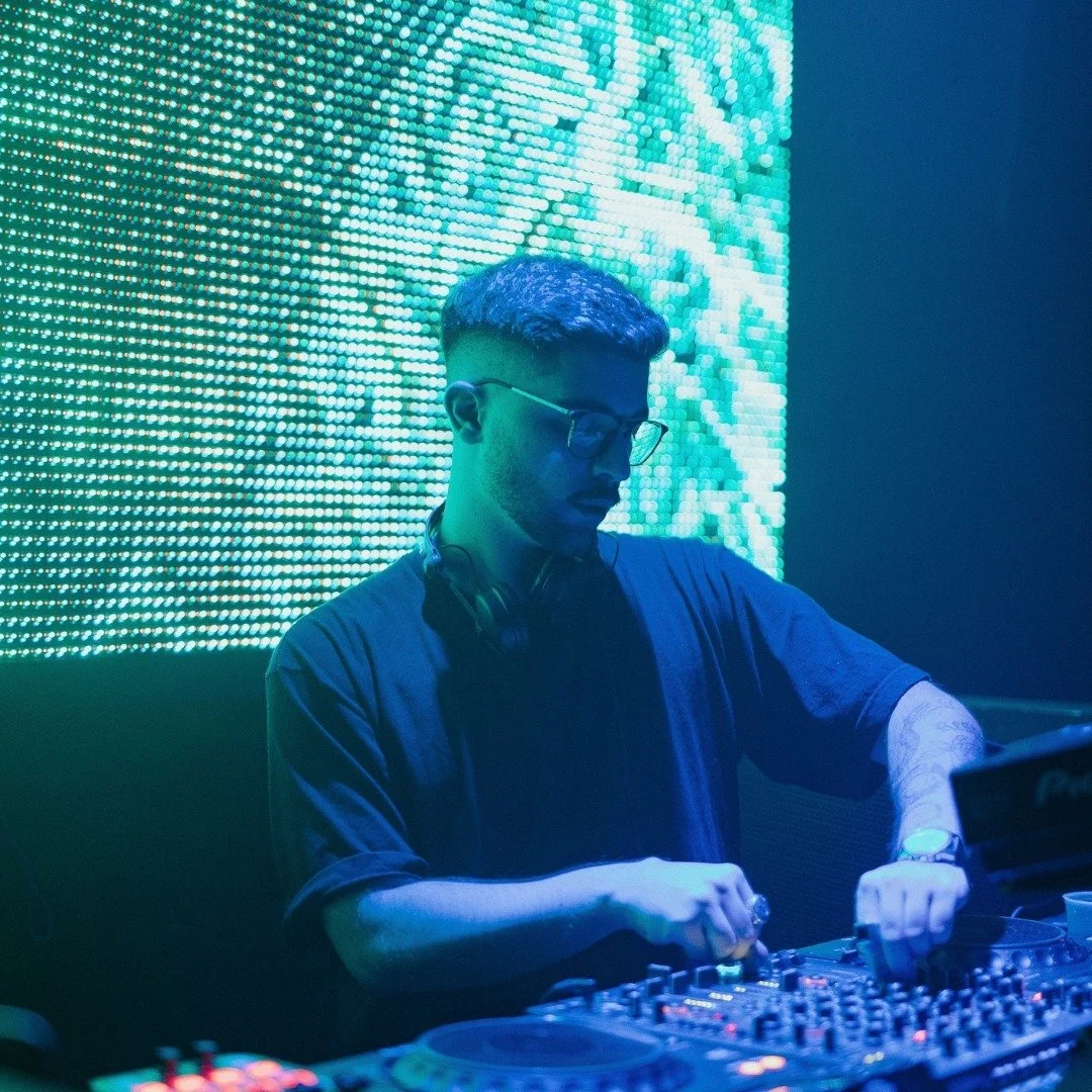 Meet Franco Smith @francosmithdj is a DJ and music producer from Buenos Aires, Argentina, known for his innovative and versatile electronic sound. His music blends futuristic elements with melodic vocals and groove, earning support from top techno la