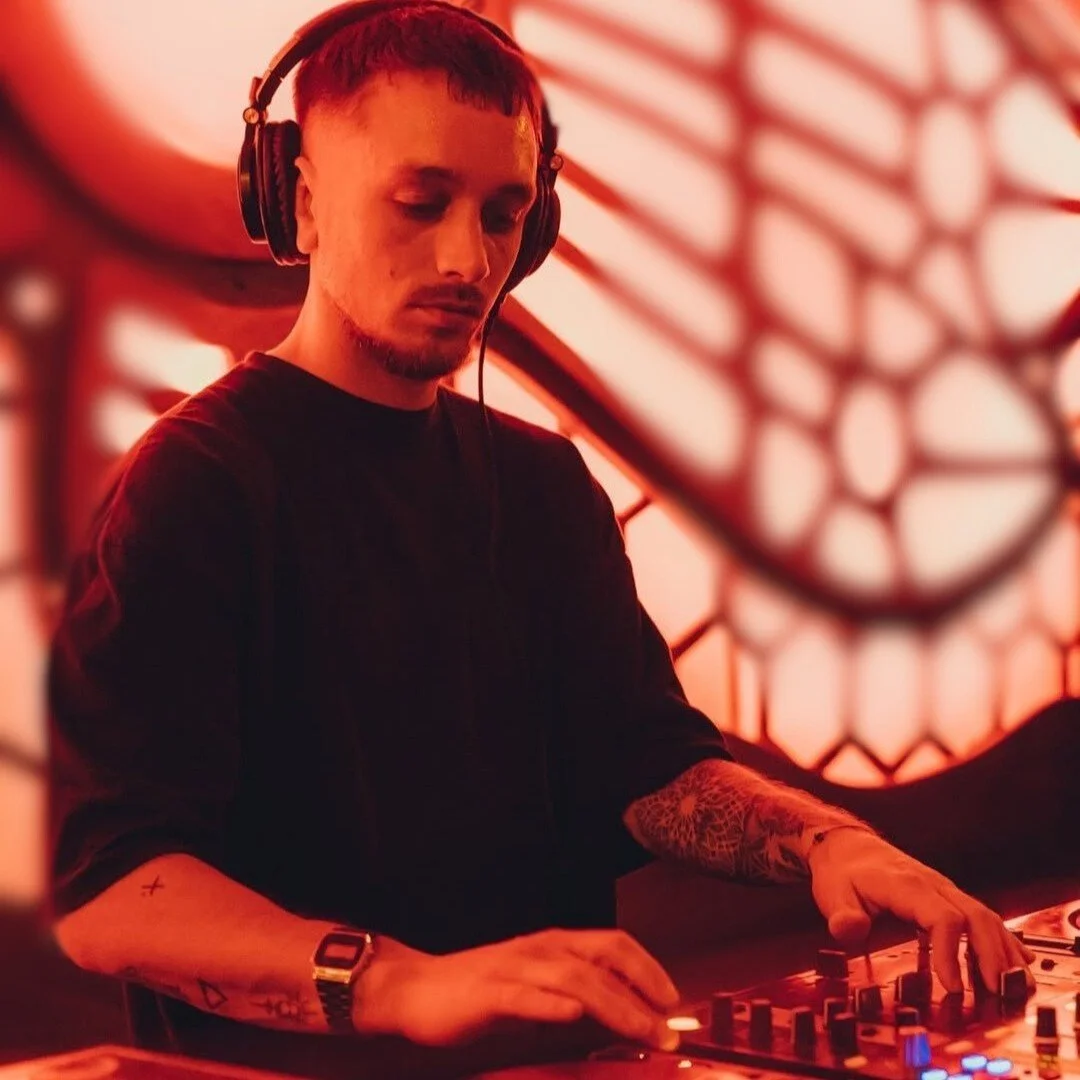 Meet Lautaro Deem @lautaro.deem , DJ/Producer of the underground electronic music scene, born in Buenos Aires 🇦🇷
In his performances he is dynamic, cheerful, sophisticated and generates a deep connection with the audience.
His constant is creativit