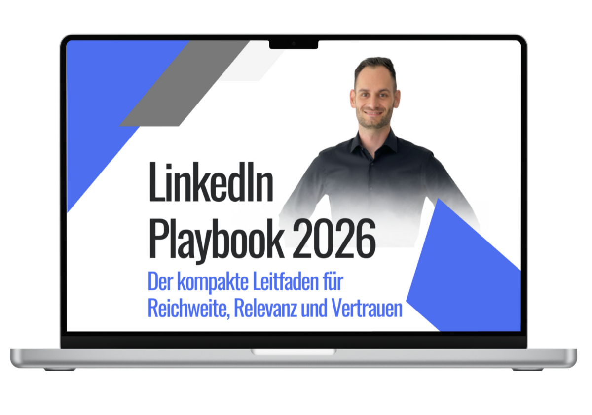 Laptop mit Buchcover für LinkedIn Playbook 2026, mit Bild eines lachenden Mannes, blauen und grauen Designs, und deutschen Text, der den Leitfaden für Reichweite, Relevanz und Vertrauen beschreibt.
