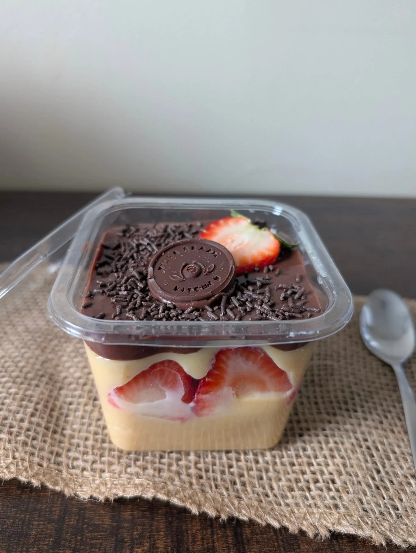 Bombom de Morango/ Strawberry Bonbon in a Jar is our star of the week!

Fresh strawberries sandwiched in Ninho (milk powder) Brigadeiro and covered with chocolate ganache.

Order yours by Thursday Feb 26th noon.