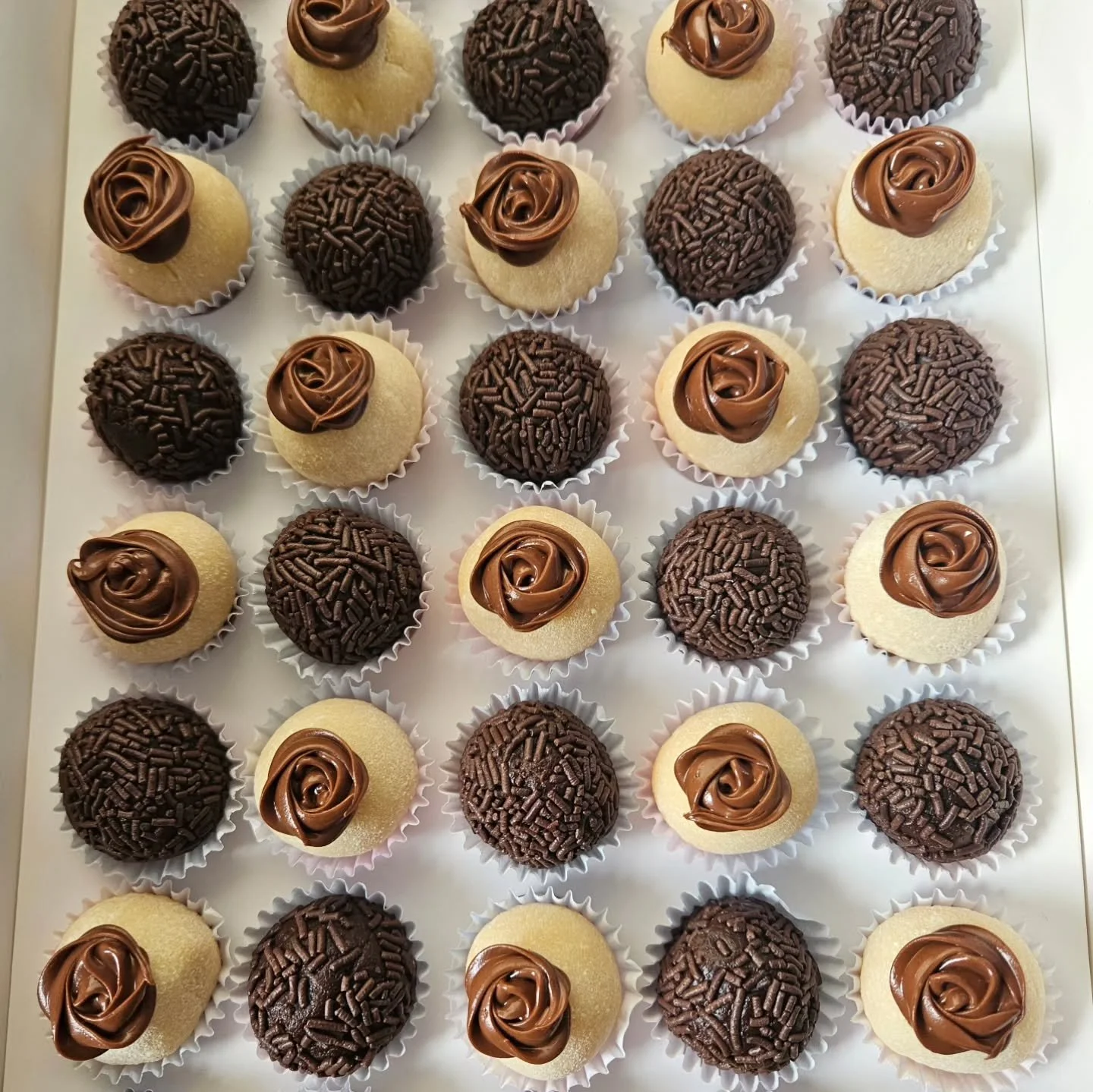 There is no right or wrong time for a brigadeiro tray!

Feeling sad? Get a brigadeiro tray!
Celebrating? Get a brigadeiro tray!
Craving something but you don't know what? Get a brigadeiro tray!

Available in 6, 24, 50 and 100 pieces 😋