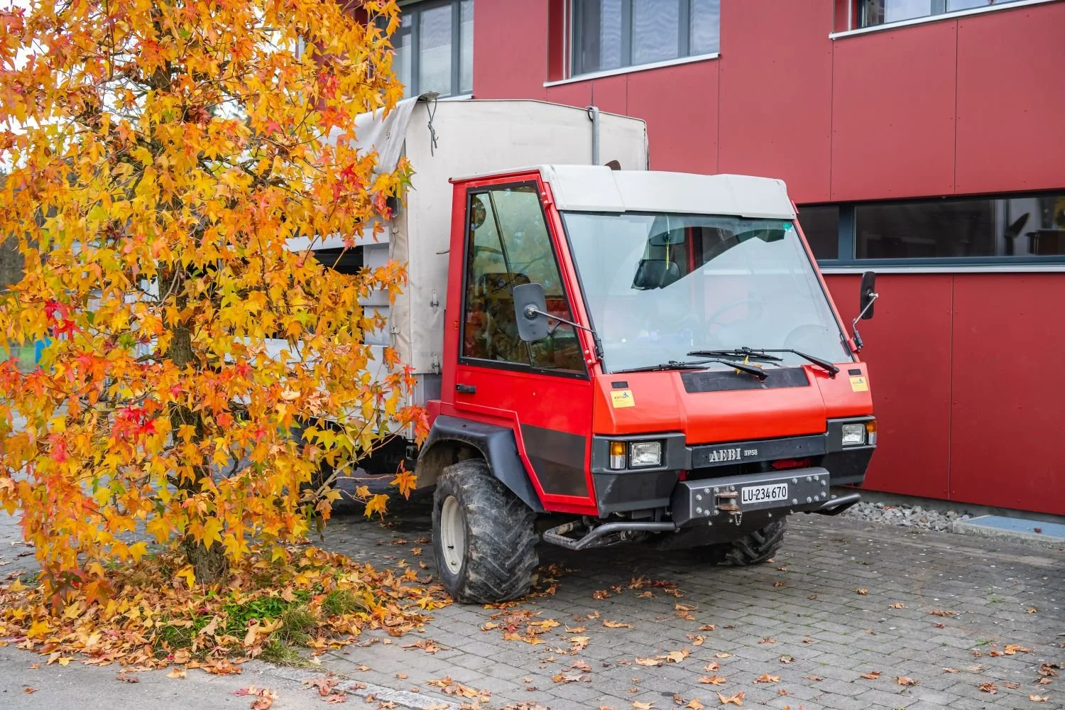 Ein geländegängiges Spezialfahrzeug reinigt und entstopft Leitungen aller Art, darunter Schmutz- und Abwasserkanäle, Sickerleitungen, Meteorwasserleitungen, Drainagen und Jaucheleitungen.