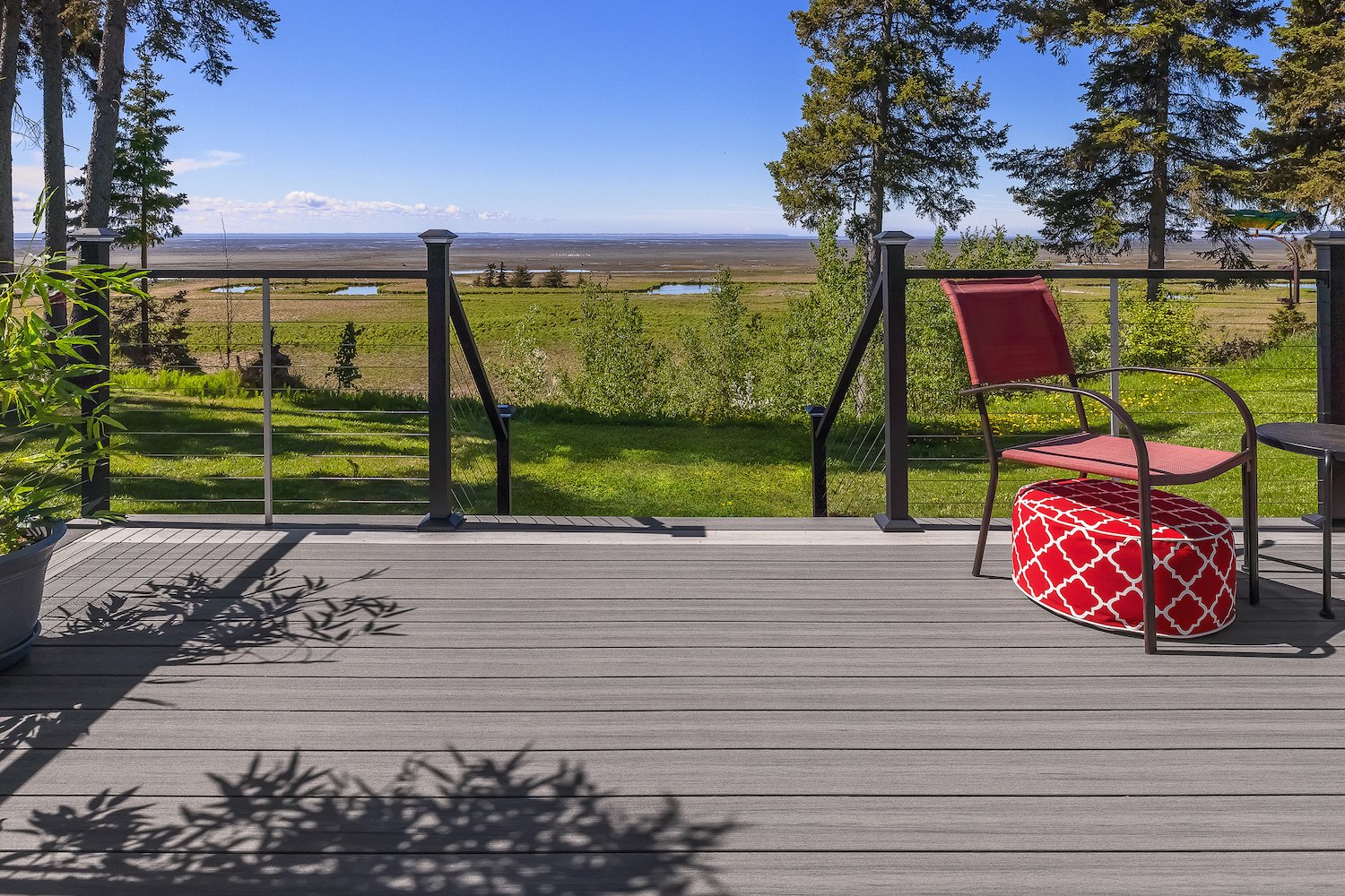 DECK DETAILS
-Deckorators Sierra deck surface
-Bordered in Deckorators Tundra
-Deckorators ALX Contemporary cable railing
-Matching stainless steel end caps
-Solar panel light post cap