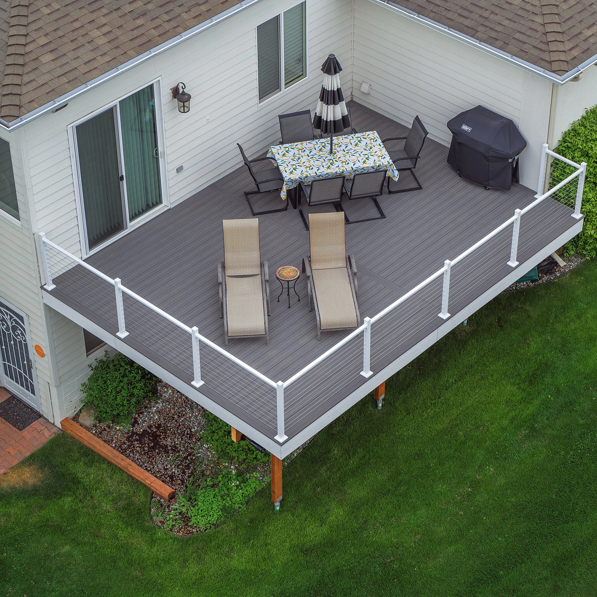 DECK DETAILS
-Deckorators Sierra deck surface
-Bordered in Deckorators Sierra
-Deckorators white ALX Contemporary cable railing