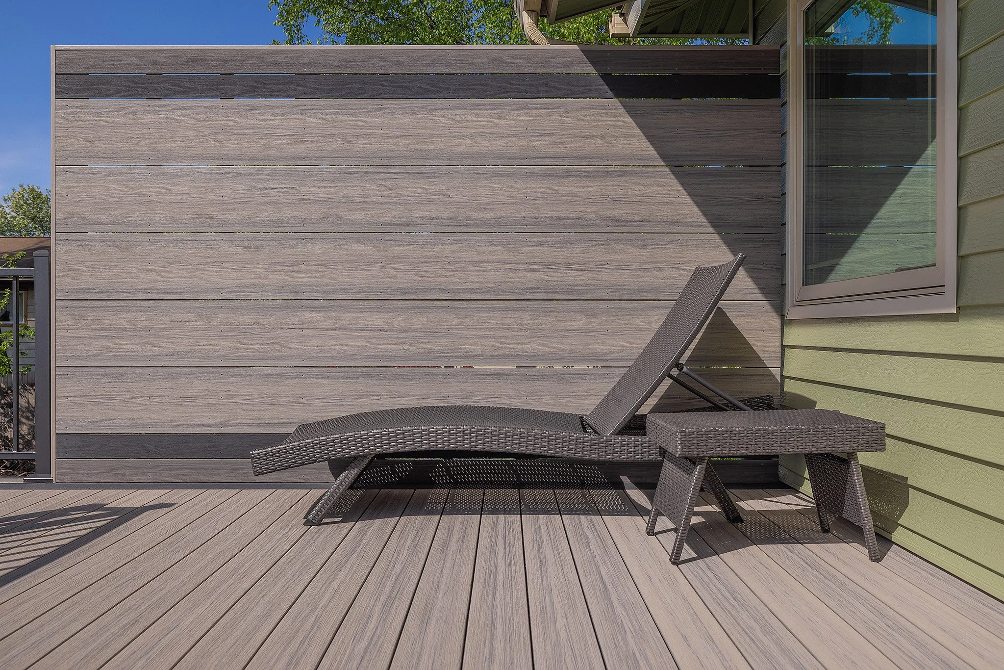 DECK DETAILS
-Deckorators Tundra decking surface
-Bordered in Deckorators Dark Slate
-Custom privacy wall surfaced with Deckorators Tundra and bordered in Deckorators Dark Slate and Sierra