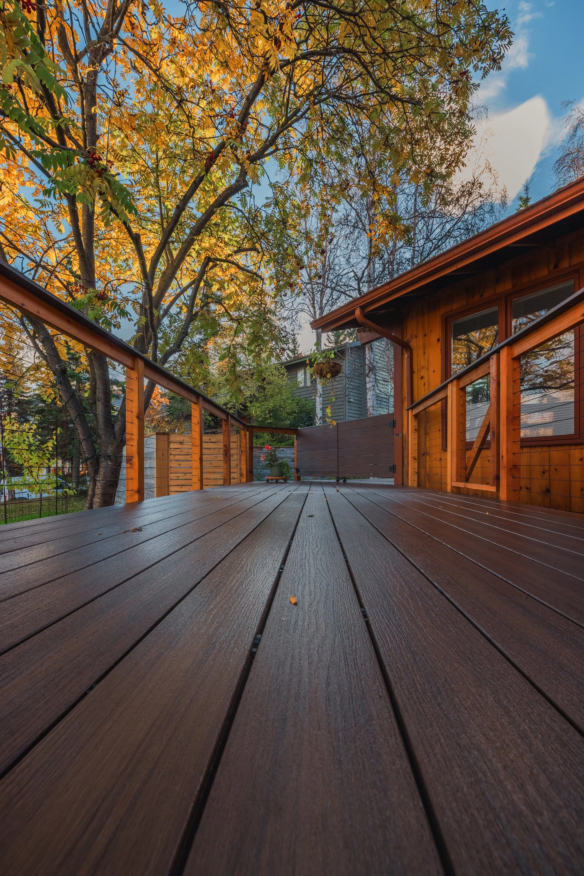 DECK DETAILS
-Deckorators Khaya deck surface
-Stained cedar railing with cable
and cocktail cap (khaya decking board)
-Custom deck gates wrapped in Deckorators Khaya