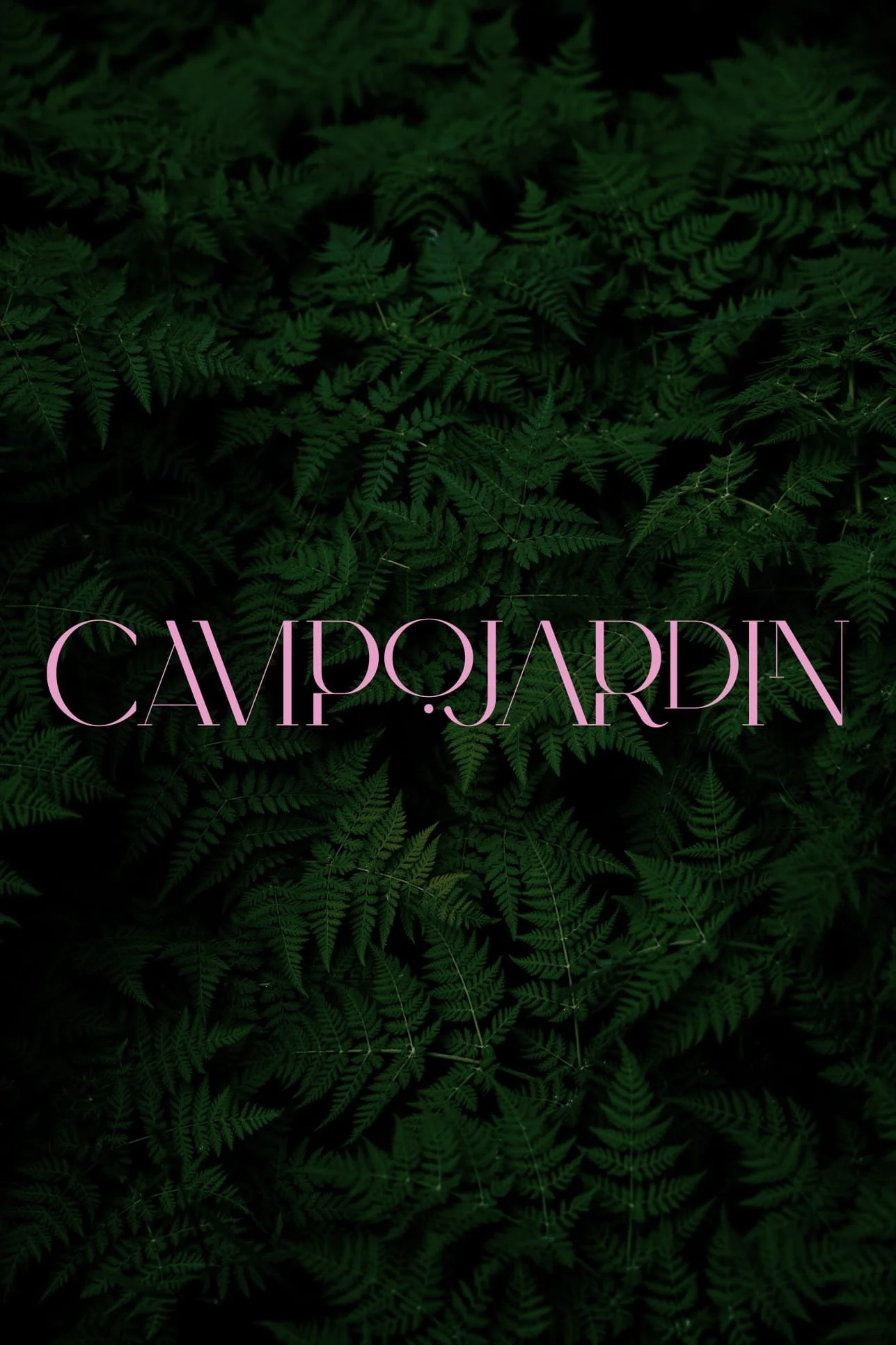 Fondo de hojas verdes de helechos con texto en color rosa que dice 'CAMPJARDIN'