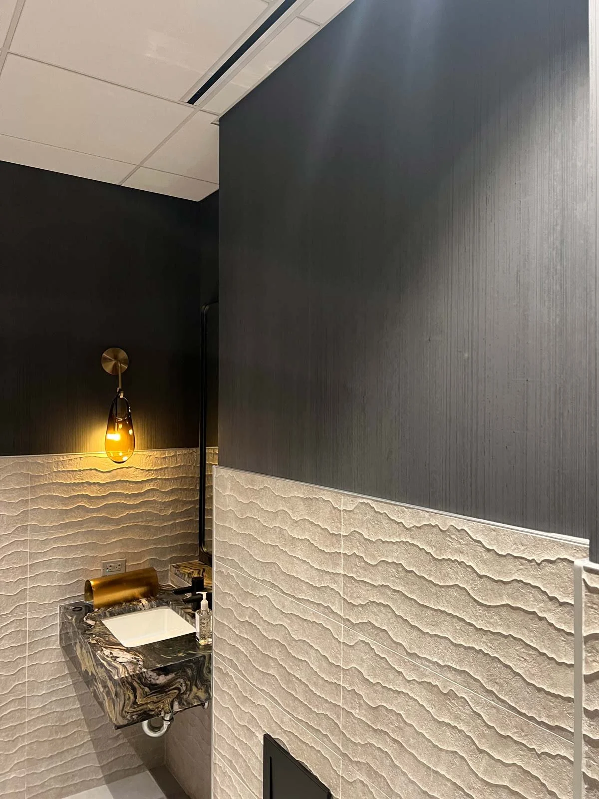  Shoals Asphaltum  • SKU 19-0598 • Shoals is a subtly duo-tone, brushed, satin plaster. This seamless paper is reminiscent of birch bark.