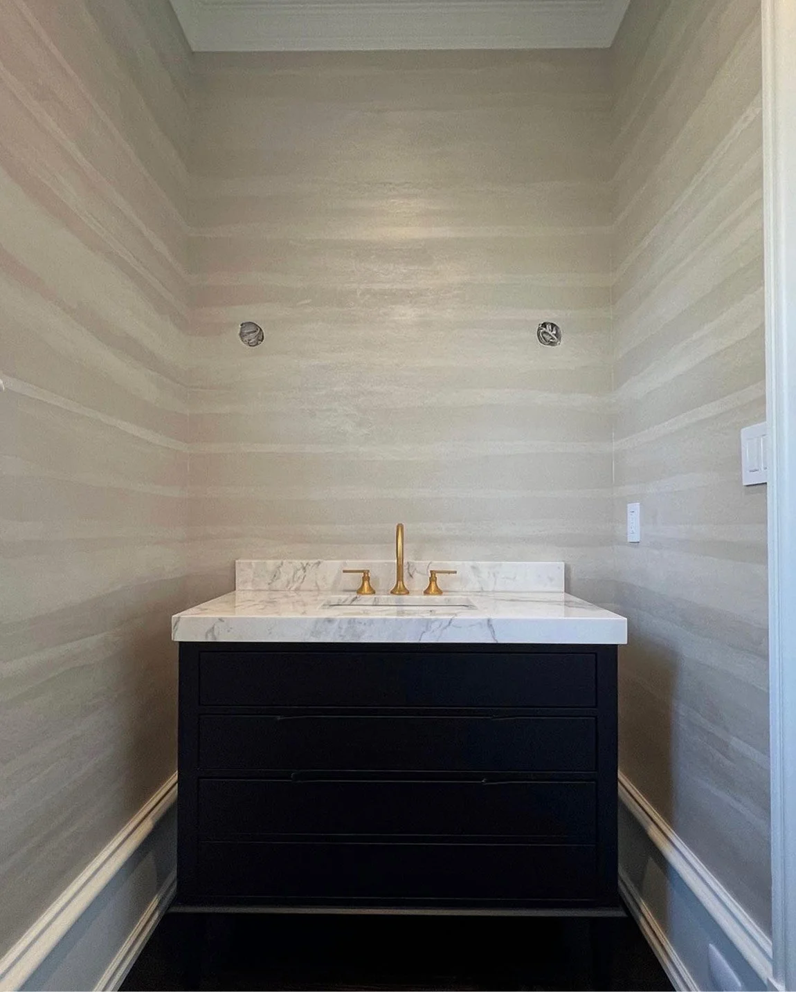  Fold Créme  • SKU 14-0152 • Broad layered clouds of softly intermingling tones and iridescence dance around the room with this continuous horizontal stripe.