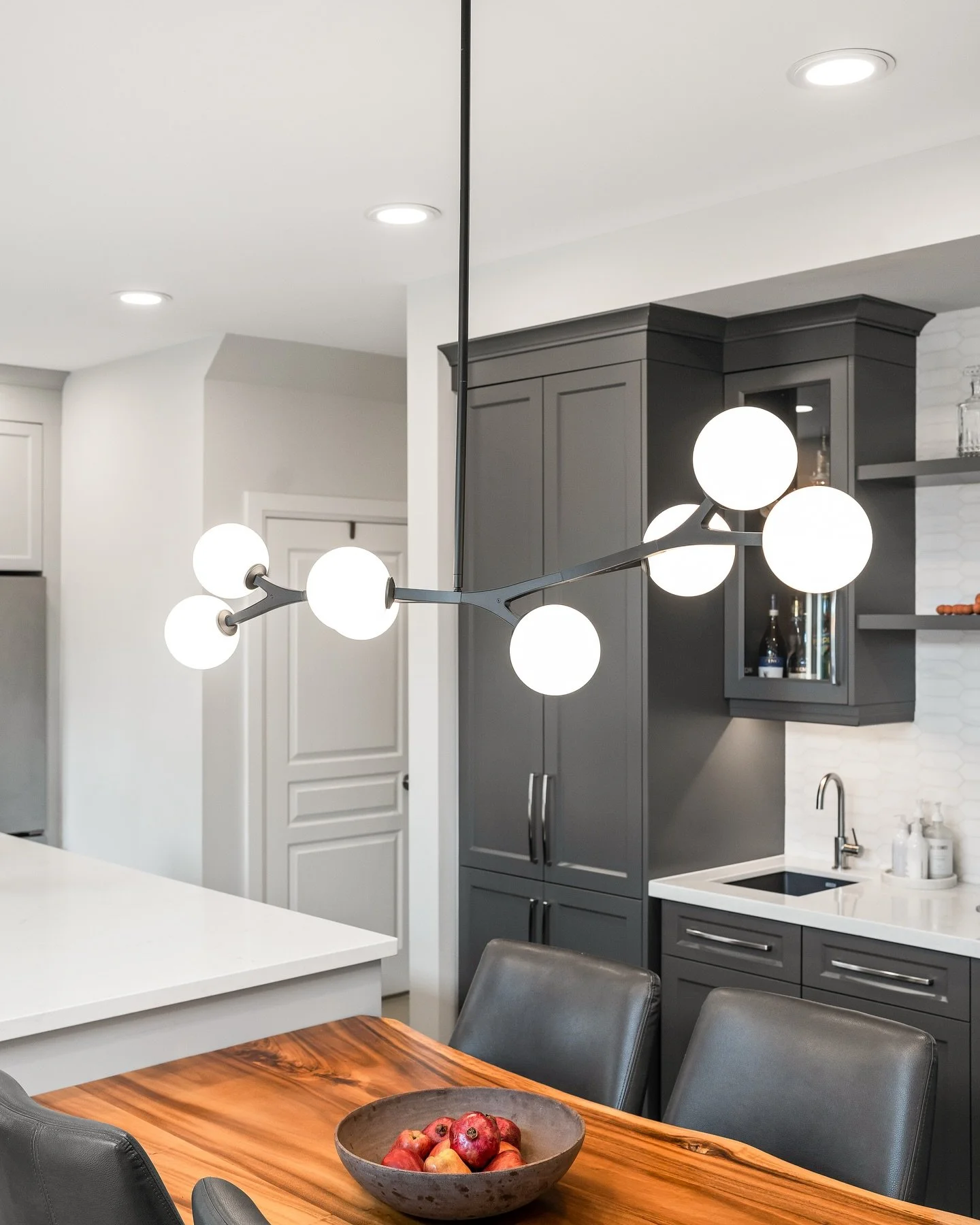 Reno by @aberdeeninteriors 
Interior designer: @interiors_by_natalie 

#kitchen #kitchenremodel #diningroom #bubblechandelier