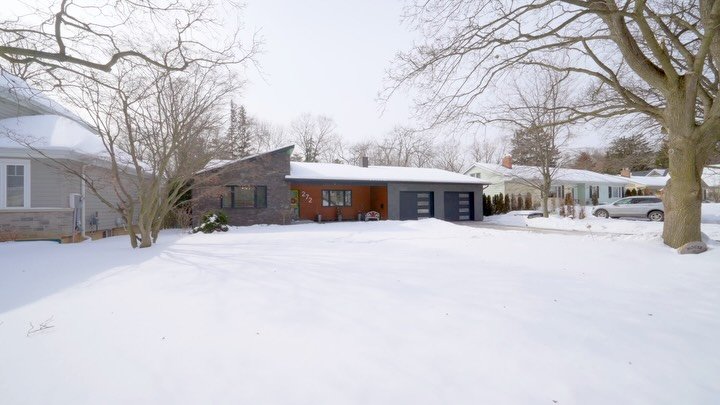 Here&rsquo;s some video frames of a beautiful #resort-like #bungalow that is up on the market in coveted Shoreacres, South #Burlington. 

Bedrooms: 3+1 | Bath: 3 | Home Sqft: 3131sqft | Attached Garage: 1255sqft

Contact @katiereynoldshomes or @alexz