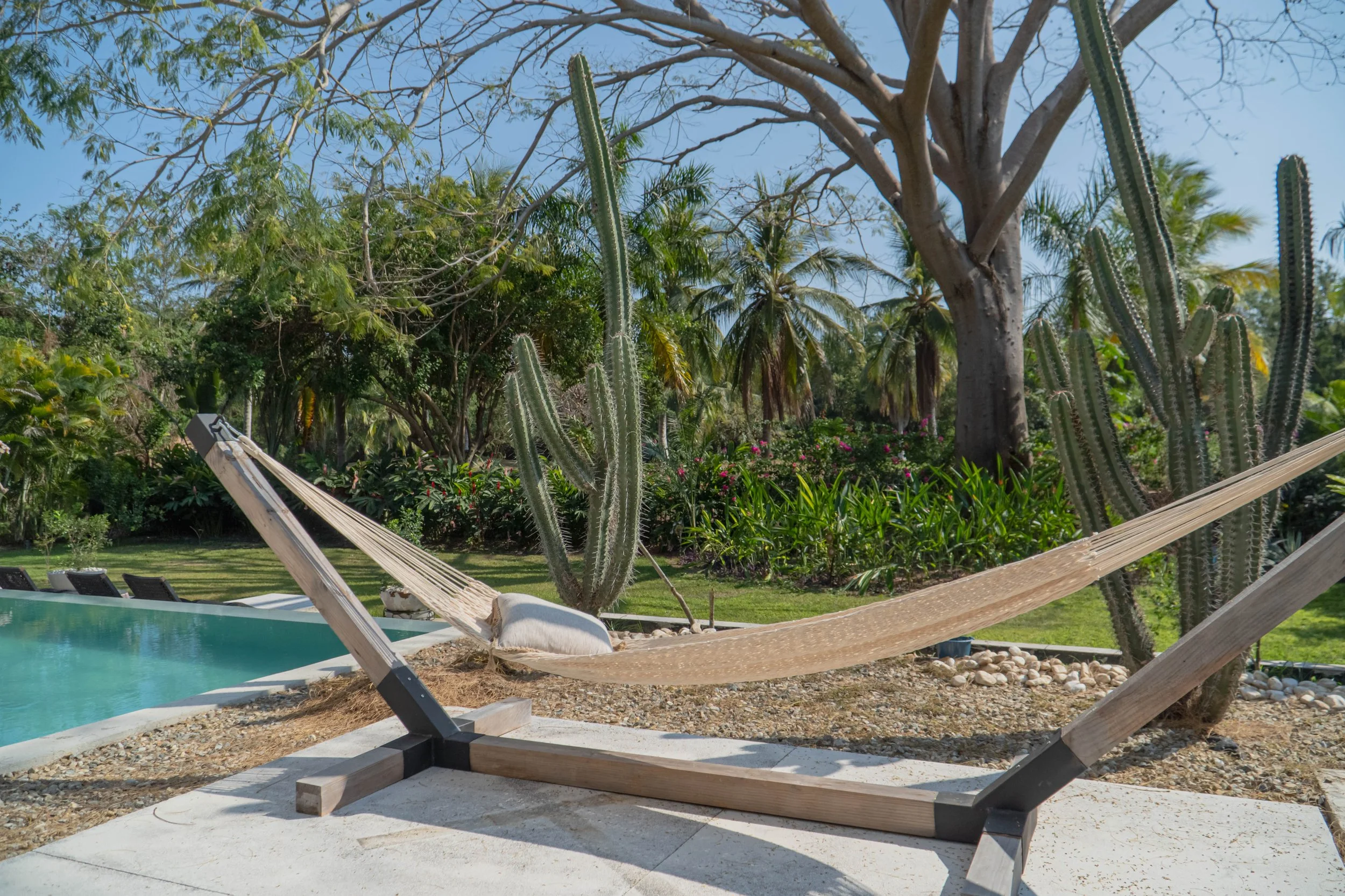 casa-textil-escobar-hamaca-artesanal-estilo-playa-boho-huatulco-piscina.jpg