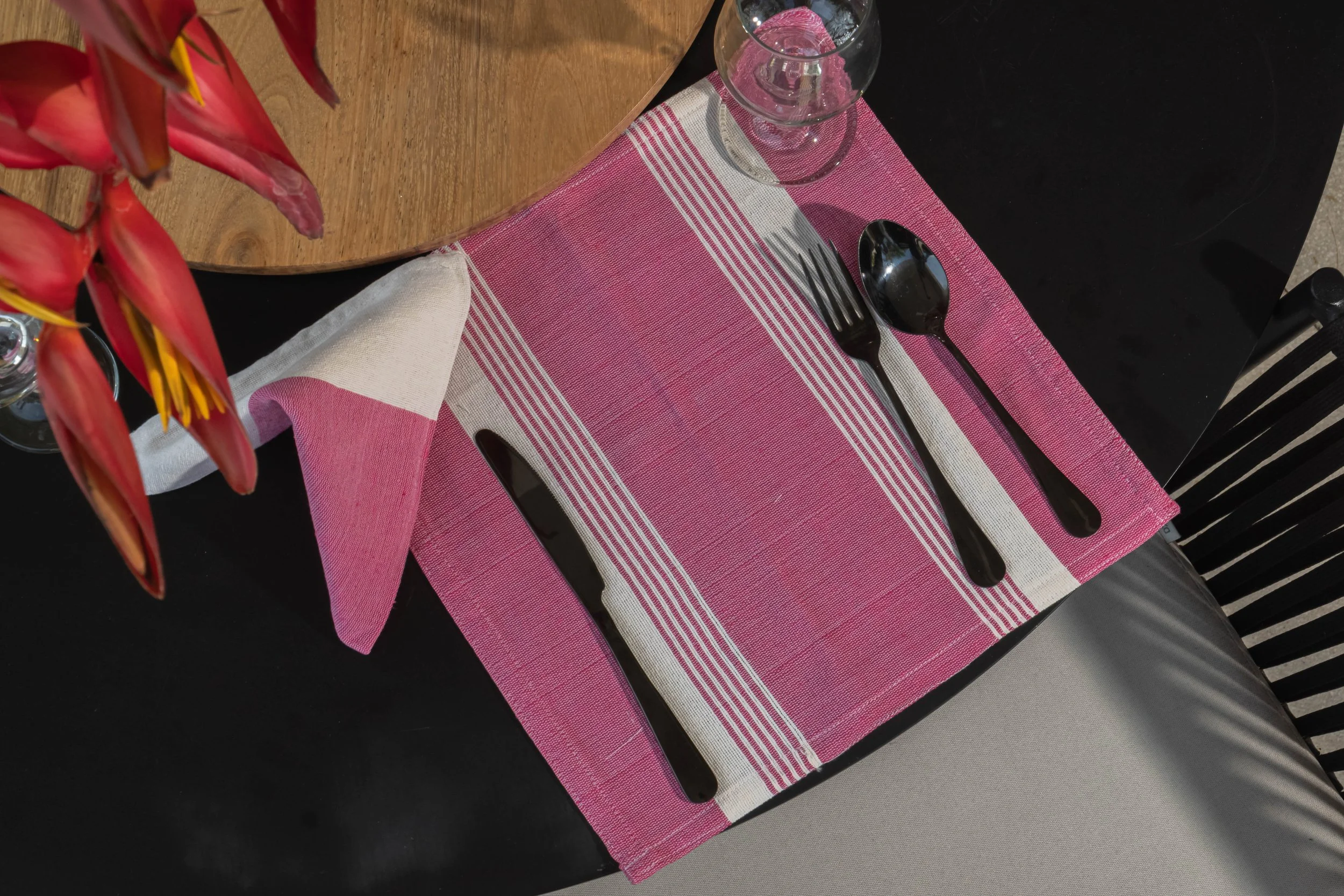 casa-textil-escobar-placemat-artesanal-fucsia-decoracion-mesa-huatulco.jpg