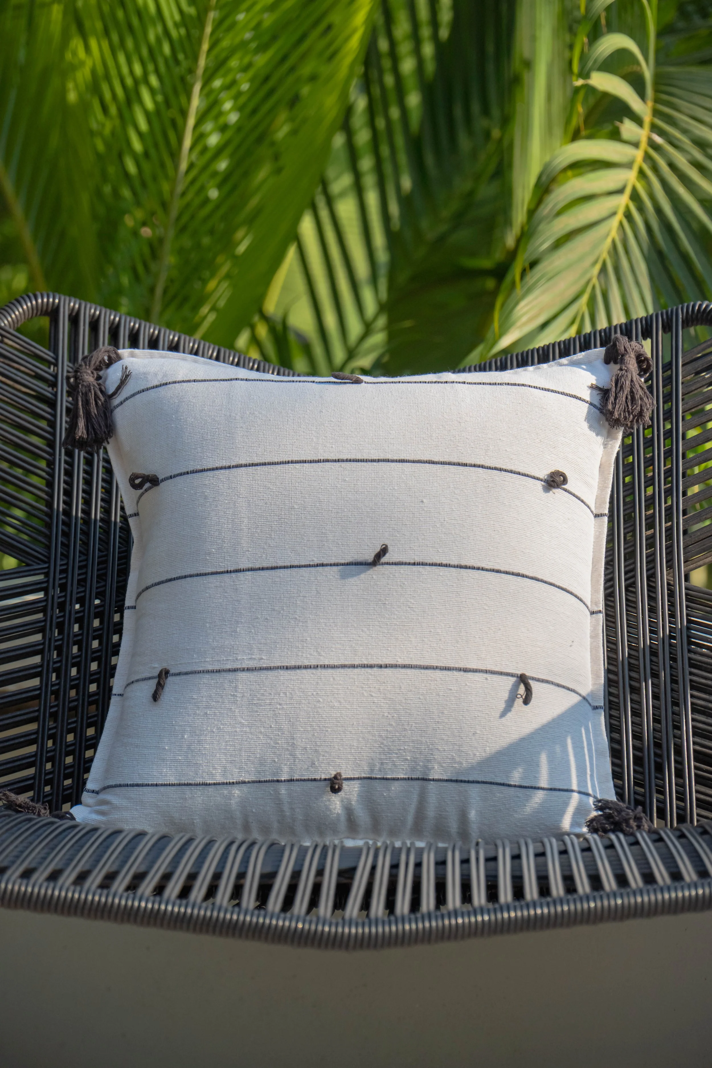 casa-textil-escobar-cojin-exterior-rayas-nauticas-blanco-negro-huatulco.jpg