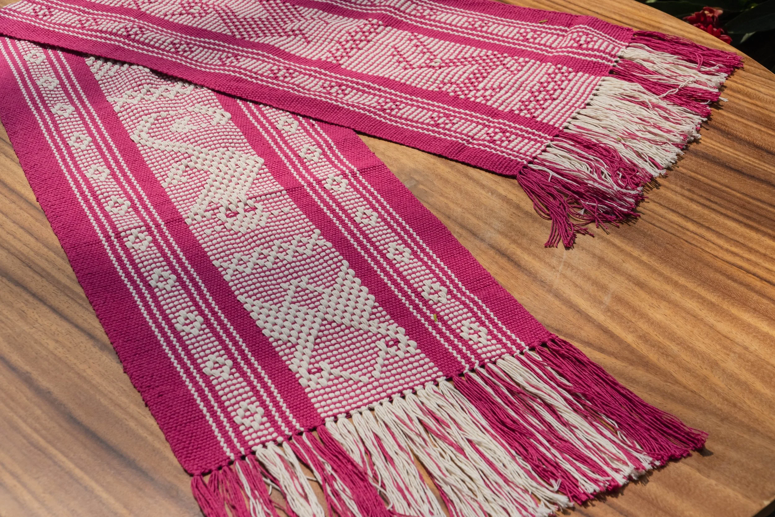 casa-textil-escobar-camino-de-mesa-rosa-mexicano-bordado-huatulco.jpg (Copy)