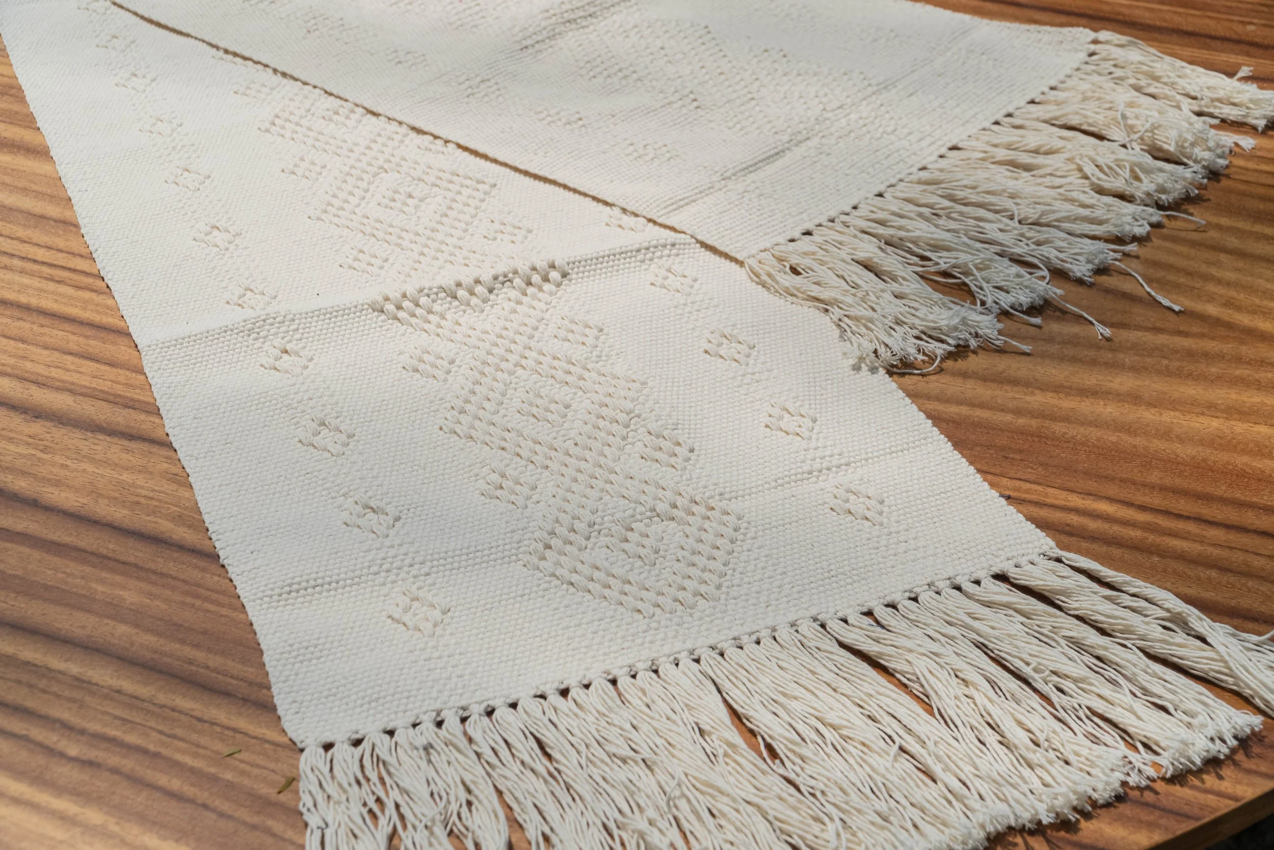 casa-textil-escobar-camino-de-mesa-artesanal-blanco-pompones-negros-huatulco.jpg (Copy)