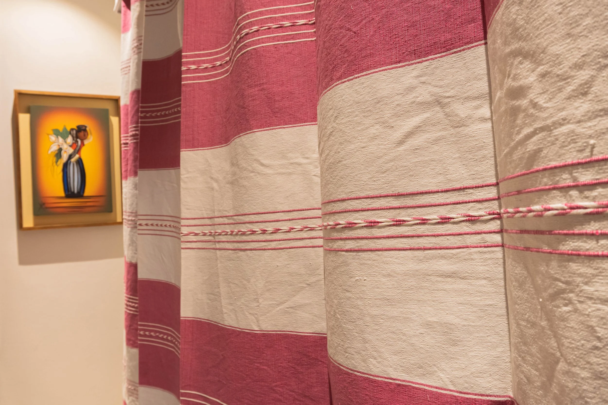 casa-textil-escobar-cortinas-tejidas-telar-Oaxaca-algodon-rosa-mexicano-textura-detalle.jpg