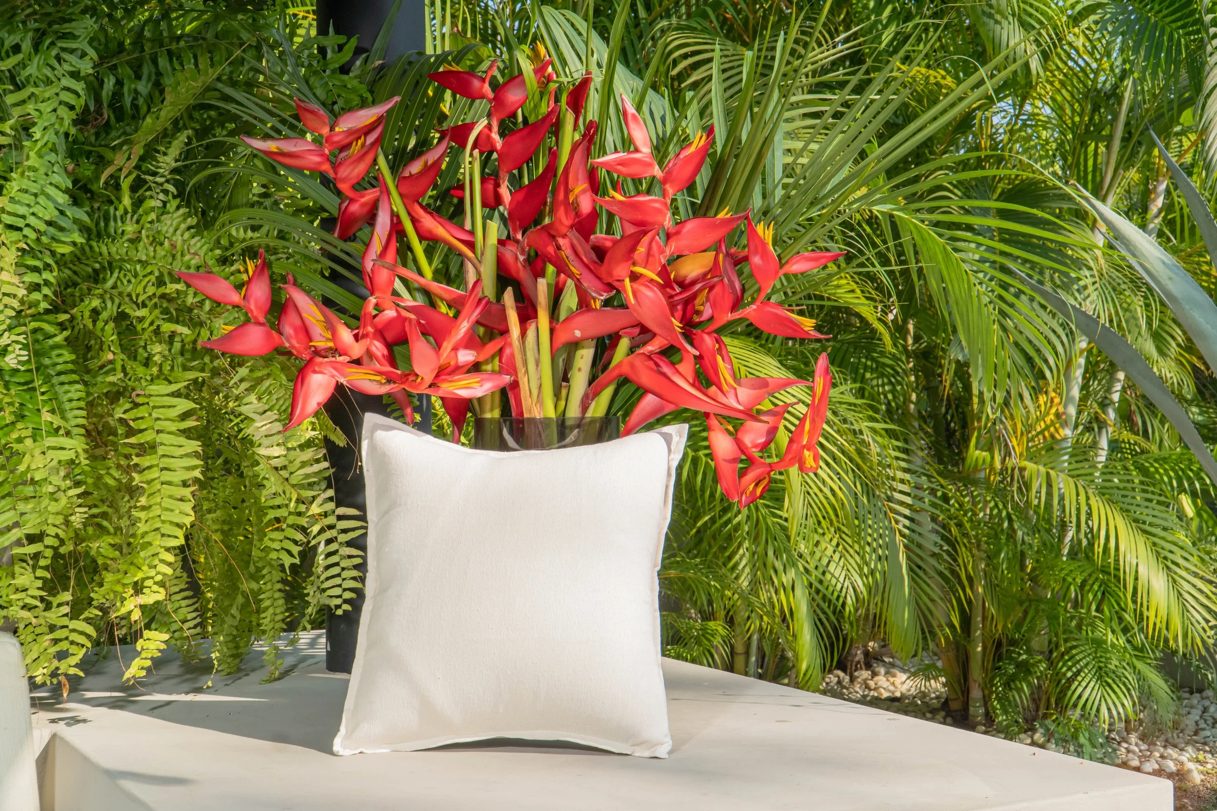 casa-textil-escobar-cojin-exterior-blanco-liso-decoracion-tropical-huatulco.jpg