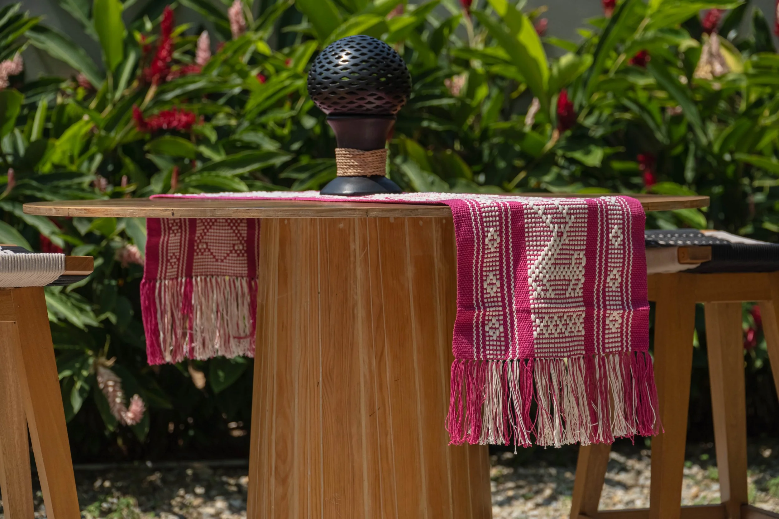 casa-textil-escobar-camino-de-mesa-artesanal-bordado-rosa-decoracion-oaxaca.jpg (Copy)