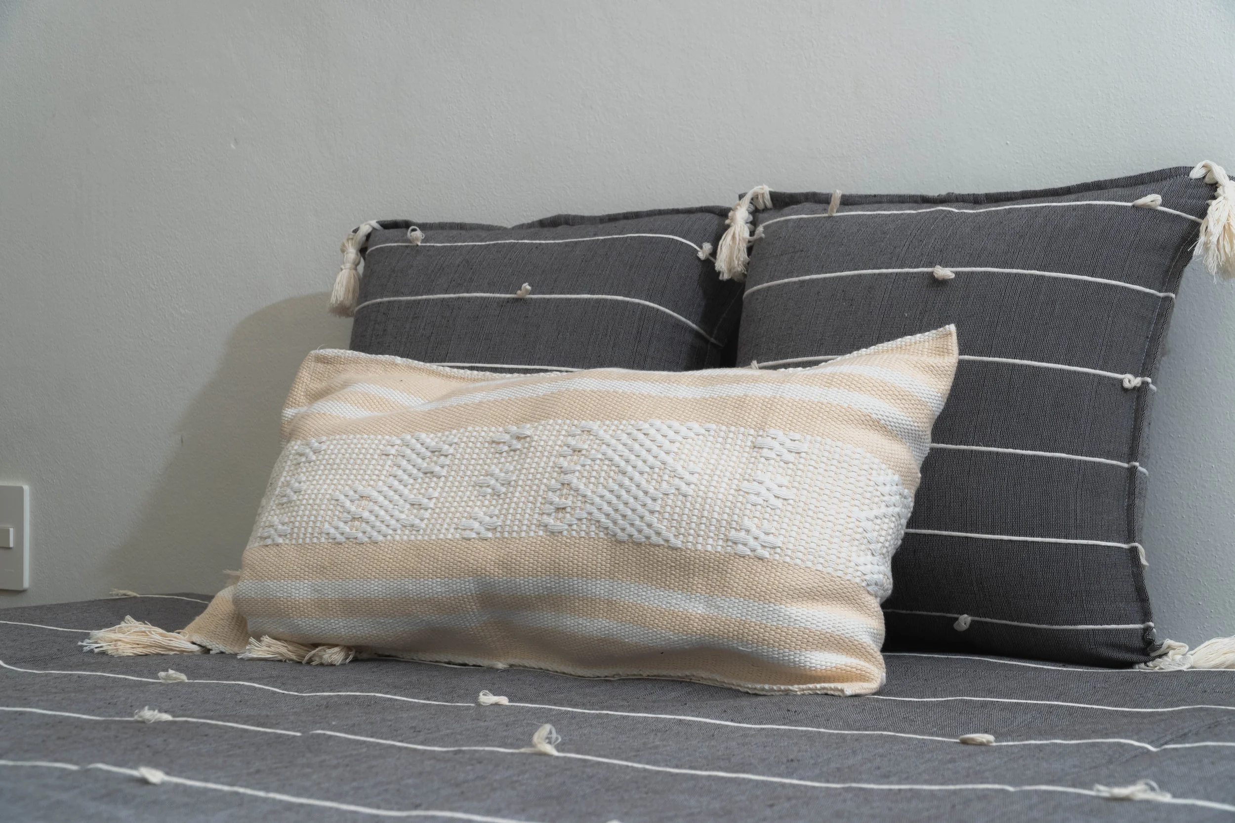 casa-textil-escobar-cojines-artesanales-algodon-crudo-gris-recamara-boho.jpg