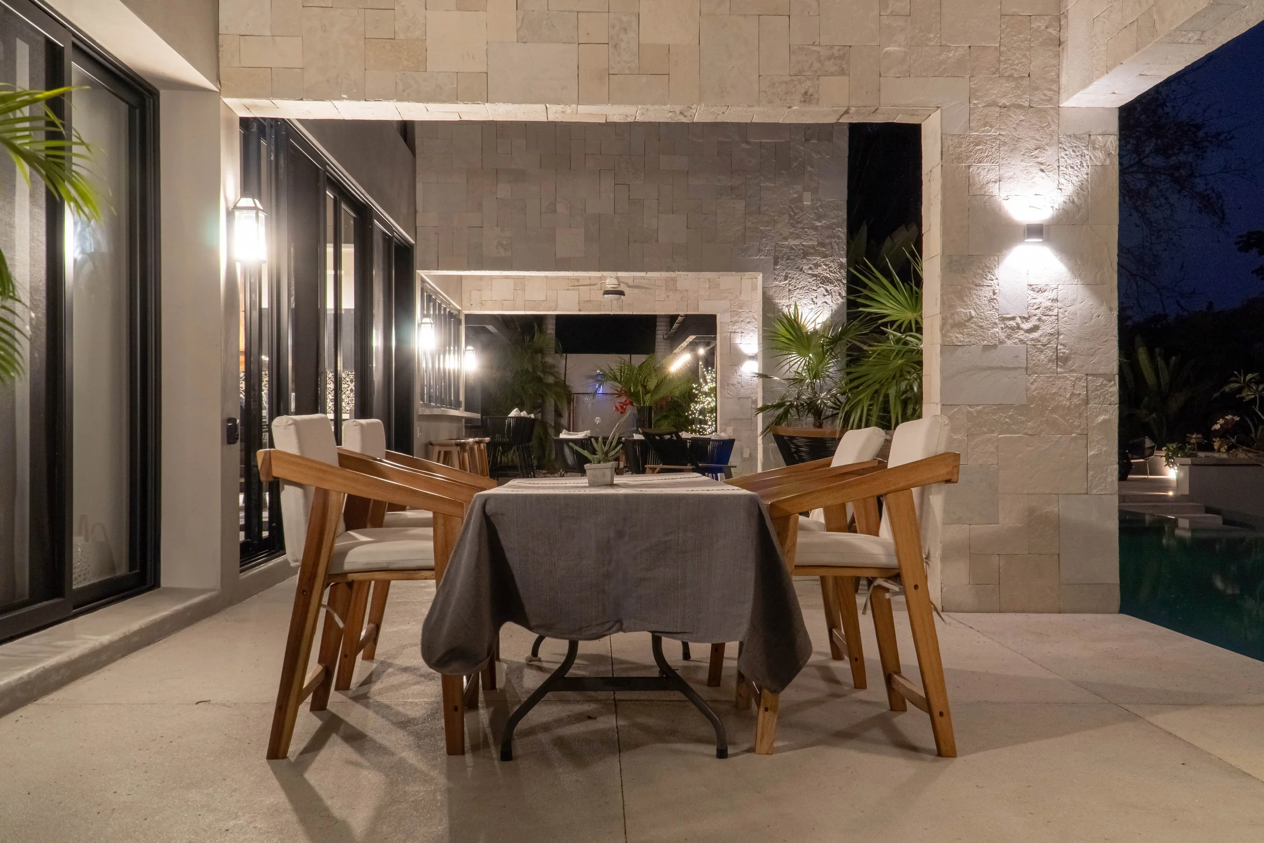 casa-textil-escobar-mantel-artesanal-gris-elegante-cena-terraza-huatulco.jpg