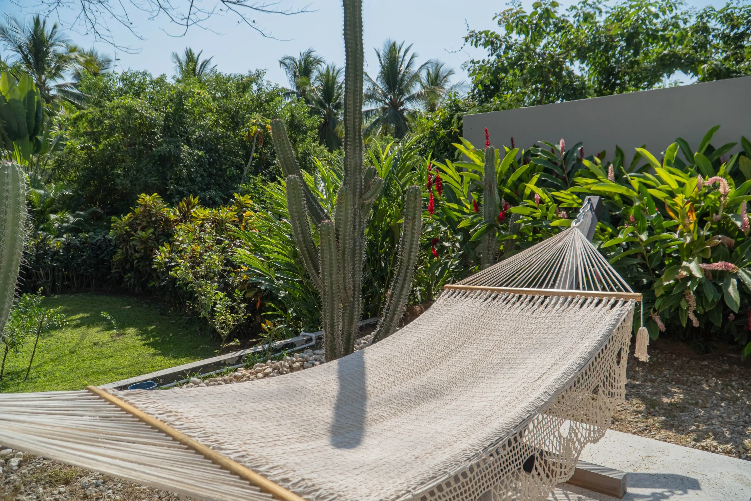 casa-textil-escobar-hamaca-artesanal-con-soporte-decoracion-jardin-huatulco.jpg
