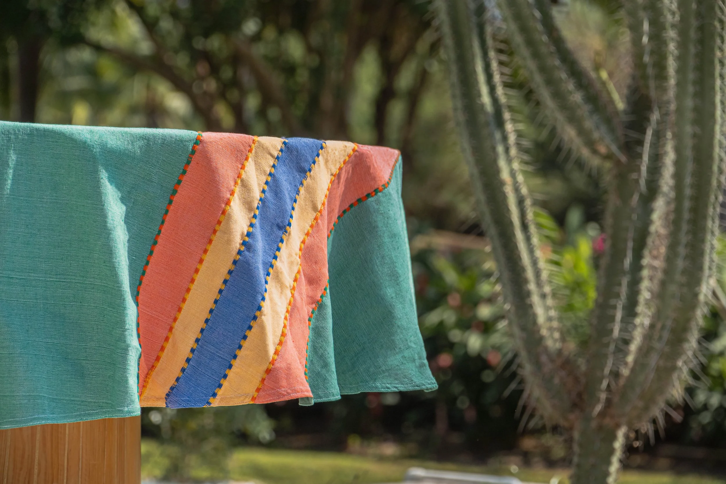 casa-textil-escobar-mantel-artesanal-algodon-verde-esmeralda-rayas-multicolor-huatulco.jpg