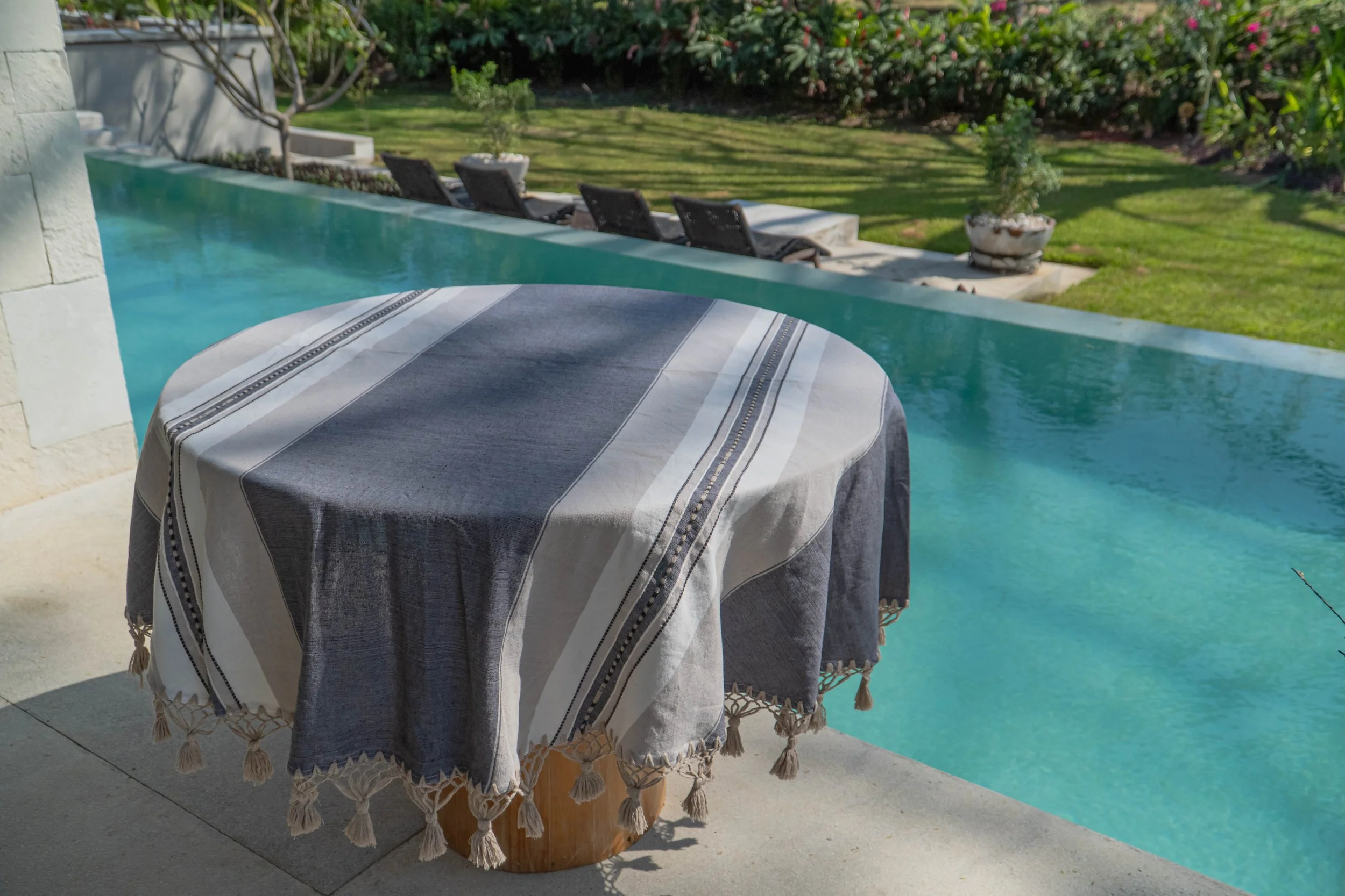 casa-textil-escobar-mantel-redondo-artesanal-gris-flecos-decoracion-exterior.jpg