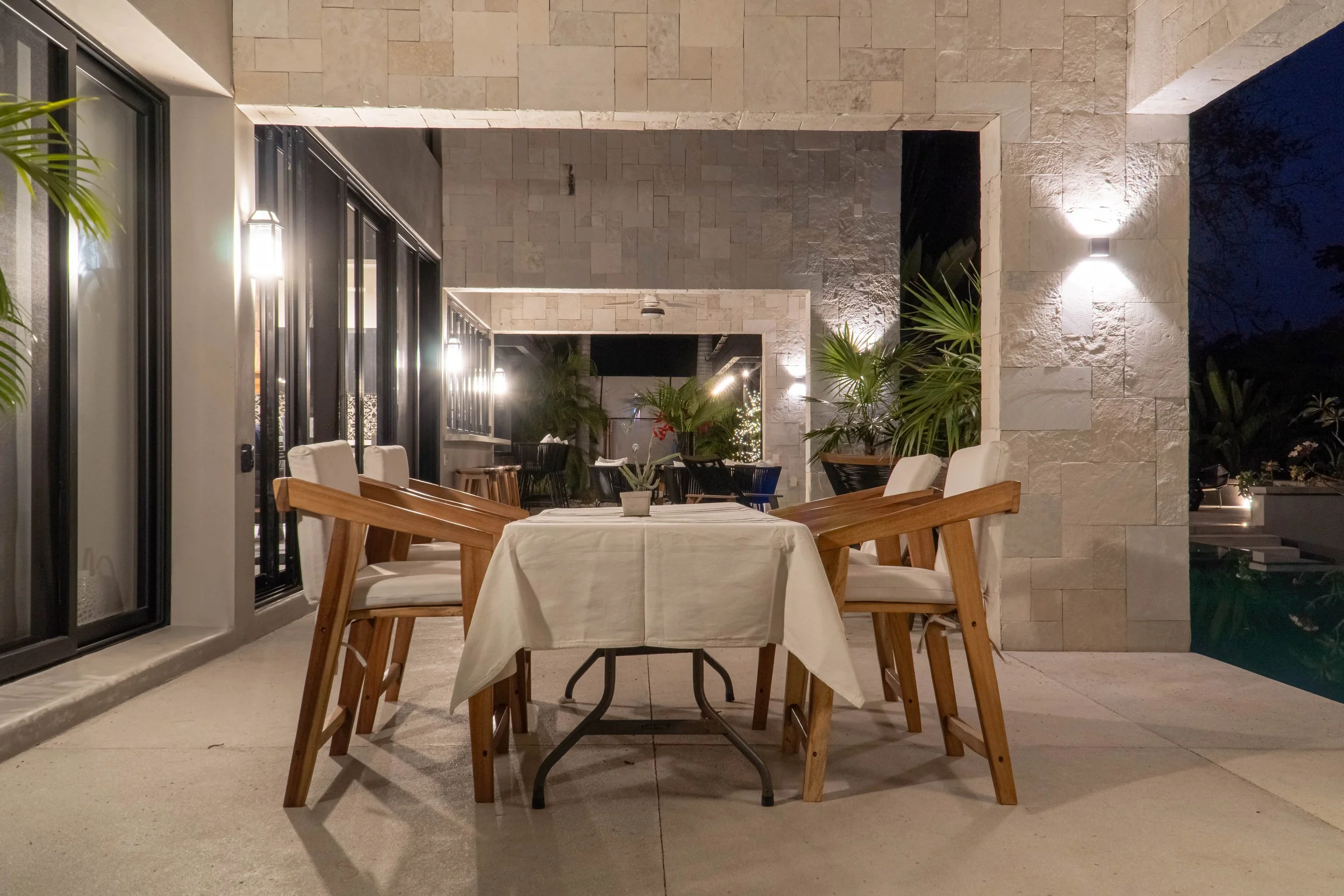 casa-textil-escobar-mantel-artesanal-blanco-cena-elegante-terraza-huatulco.jpg