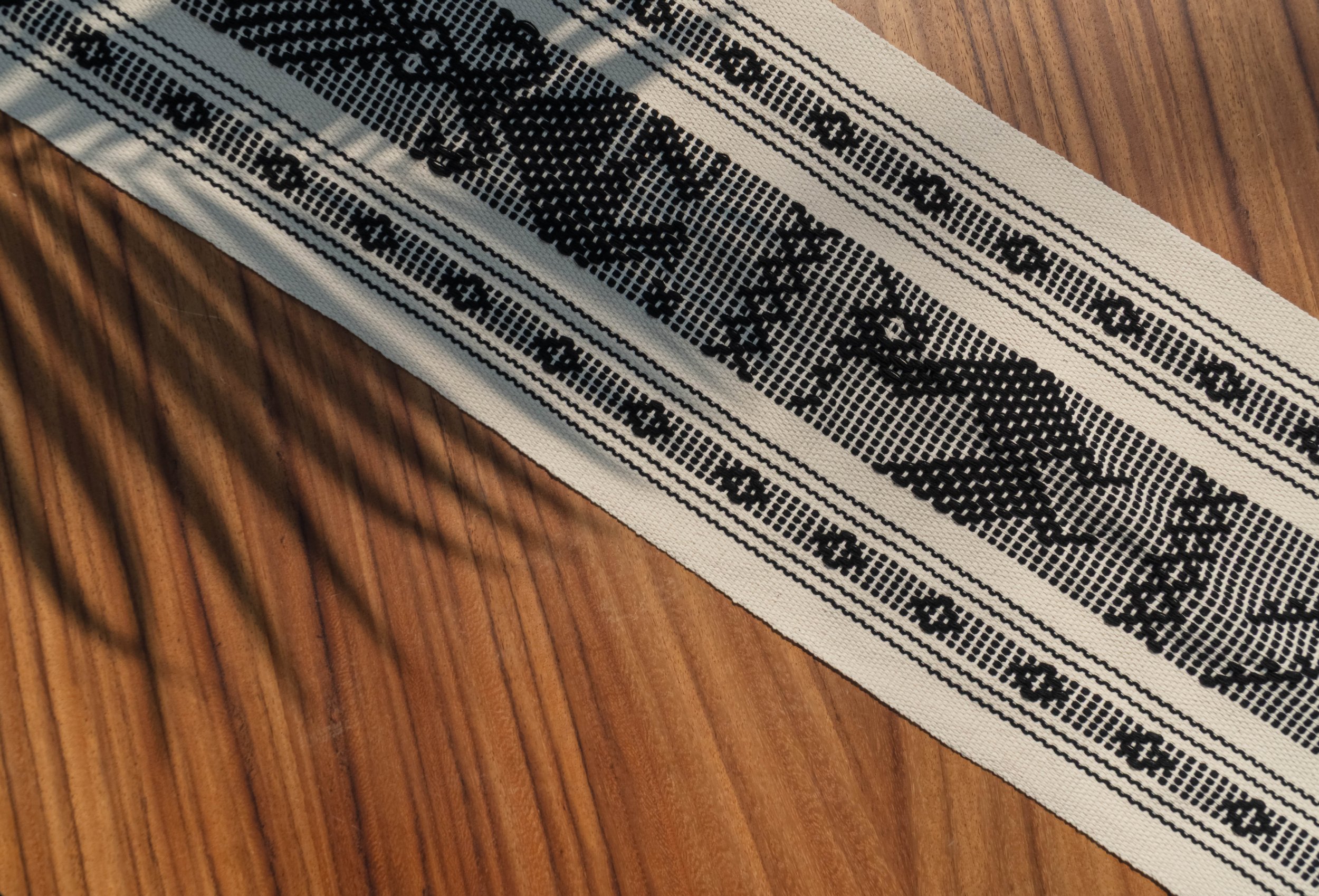 casa-textil-escobar-camino-de-mesa-bordado-negro-sombra-tropical-huatulco.jpg (Copy)