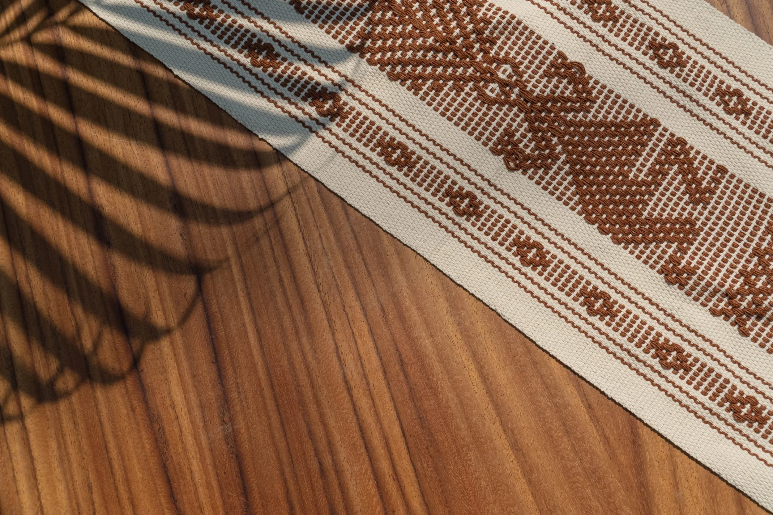 casa-textil-escobar-camino-de-mesa-artesanal-bordado-cafe-grecas-sombra-palma.jpg (Copy)