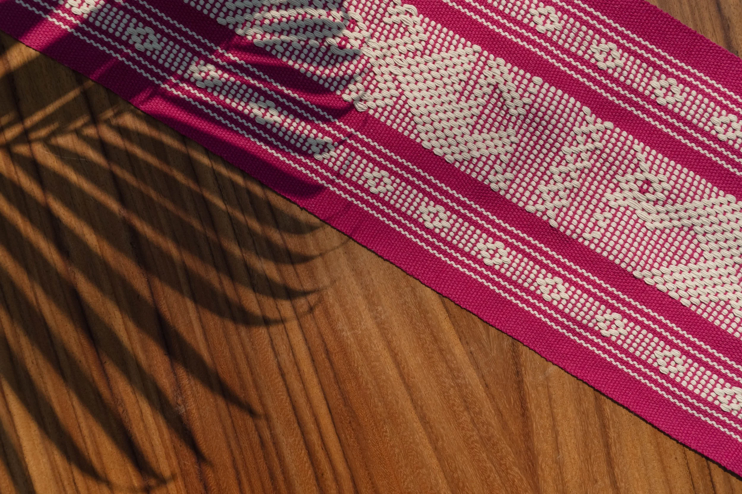 casa-textil-escobar-camino-de-mesa-fucsia-rosa-oaxaca-sombra-tropical.jpg (Copy)