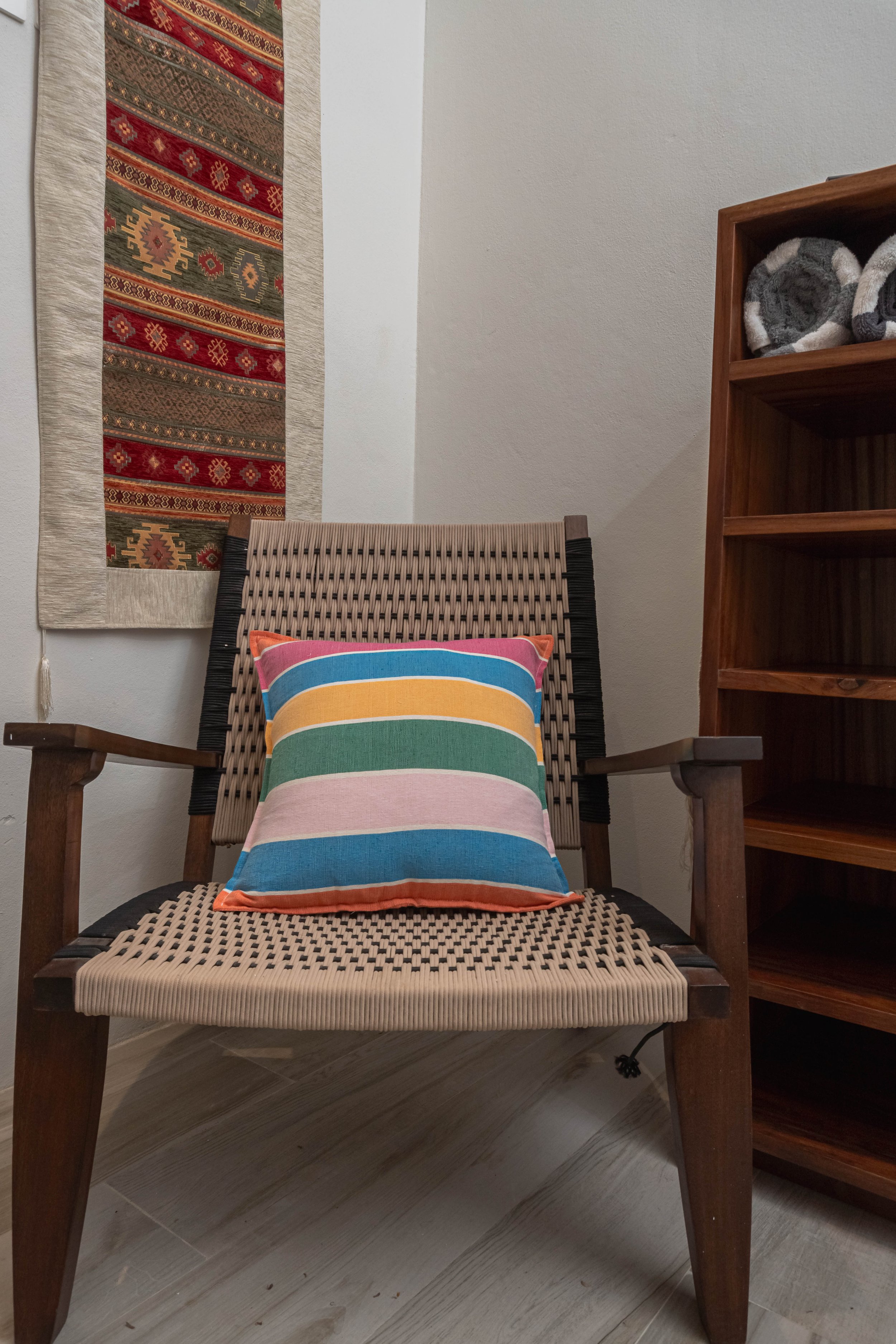 casa-textil-escobar-cojin-decorativo-artesanal-multicolor-rayas-huatulco.jpg
