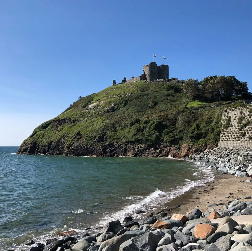 Criccieth Castle, unfortunately unconquered by me because it was closed. Fantastic setting though, flying two Welsh flags in the sunshine.