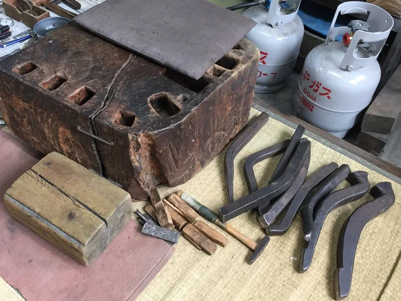  Stump he uses for raising the vessels. Raising stakes on the right. 