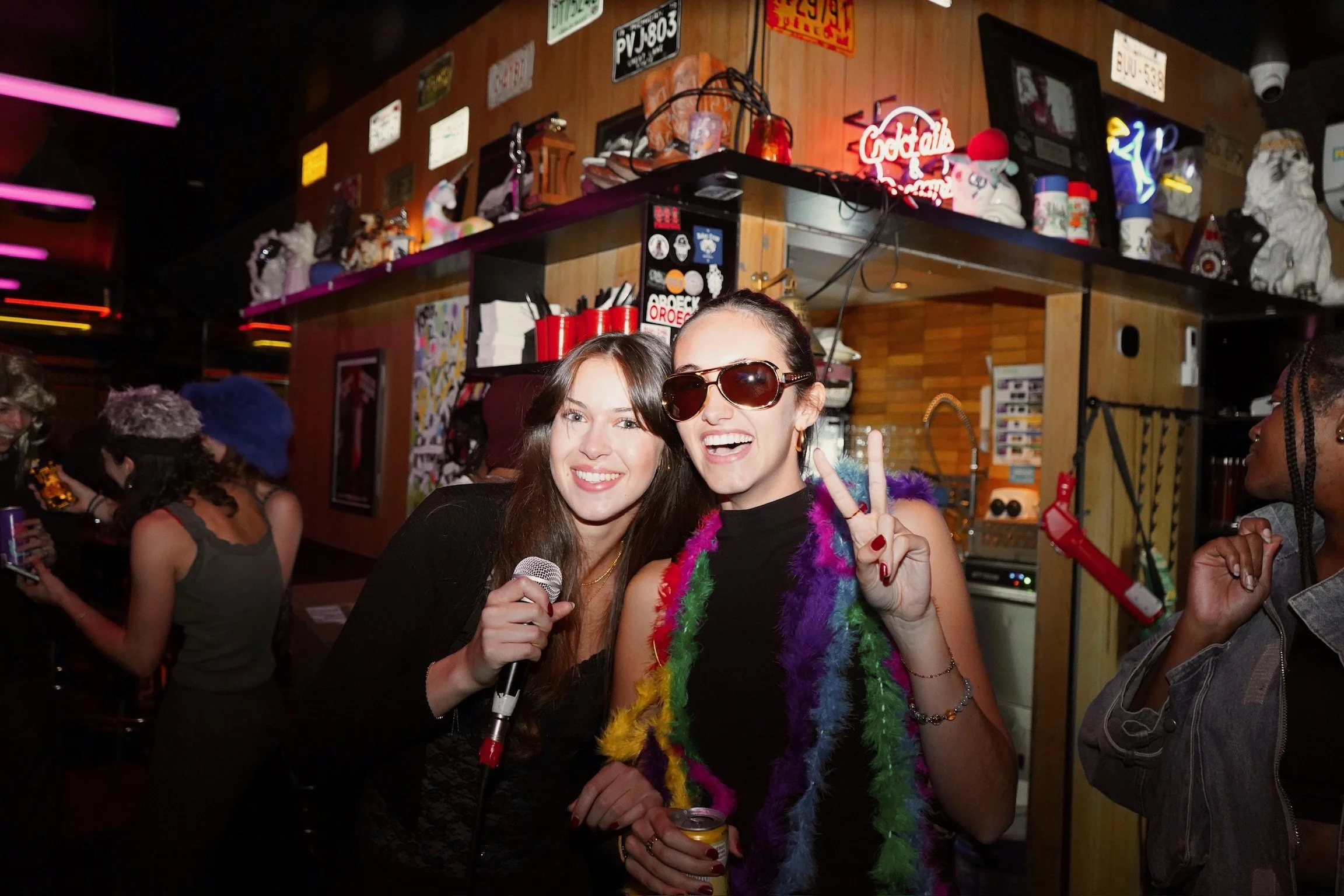 Un verre à cocktail martini avec une boisson rouge et une tranche de citron vert en décoration sur le rebord. Fond blanc.