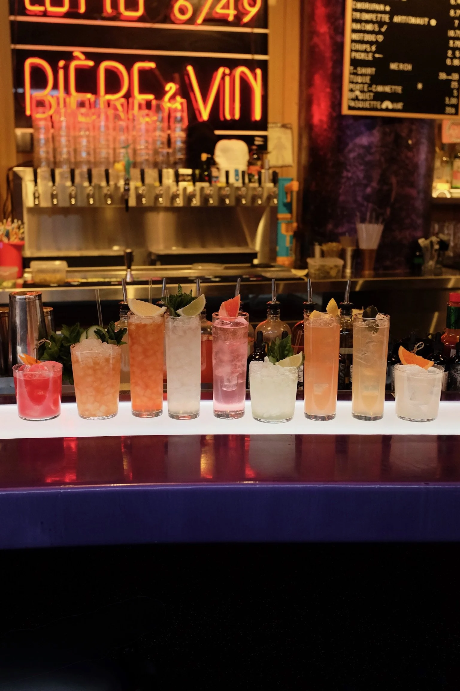 Verre de whisky avec des glaçons sur fond blanc.