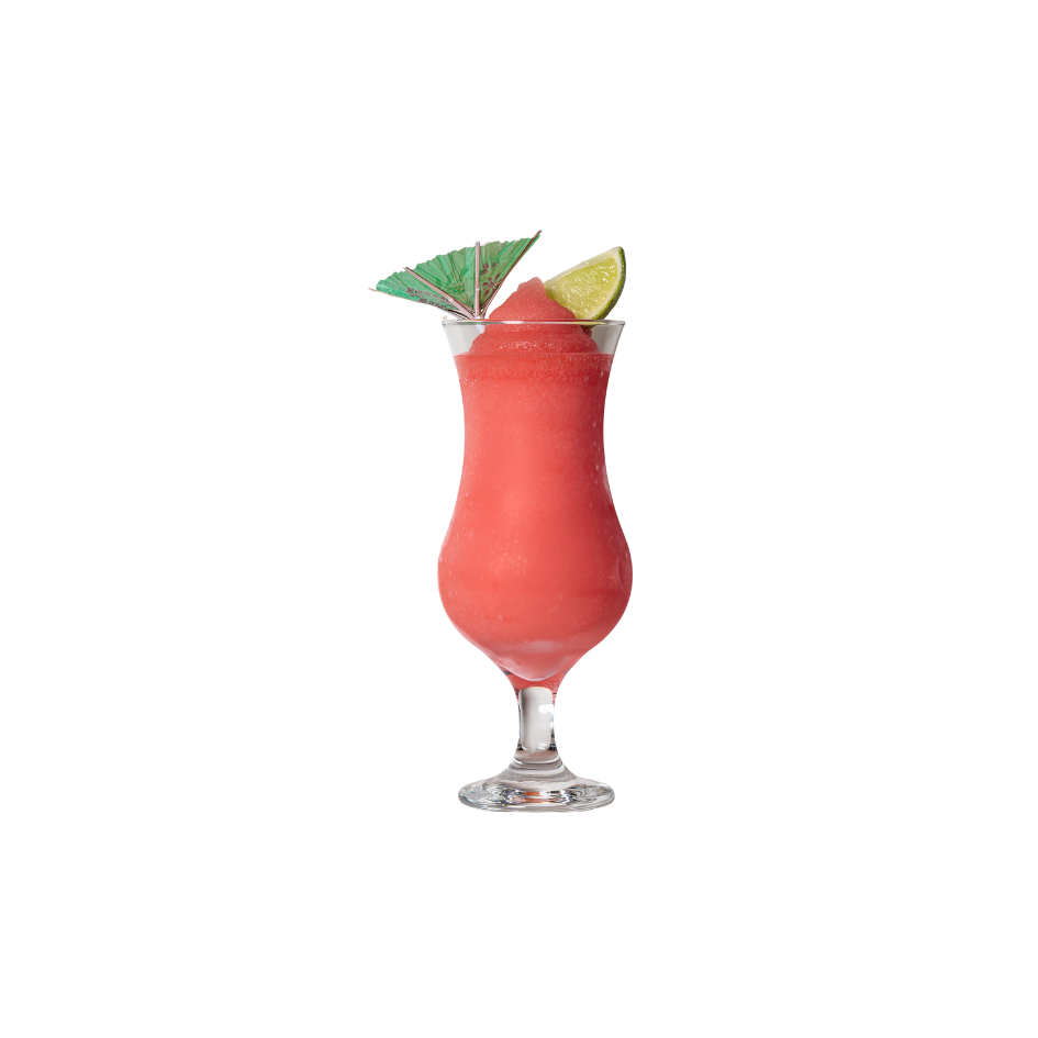 Un cocktail rouge dans un verre haut avec une tranche de citron vert et une petite ombrelle