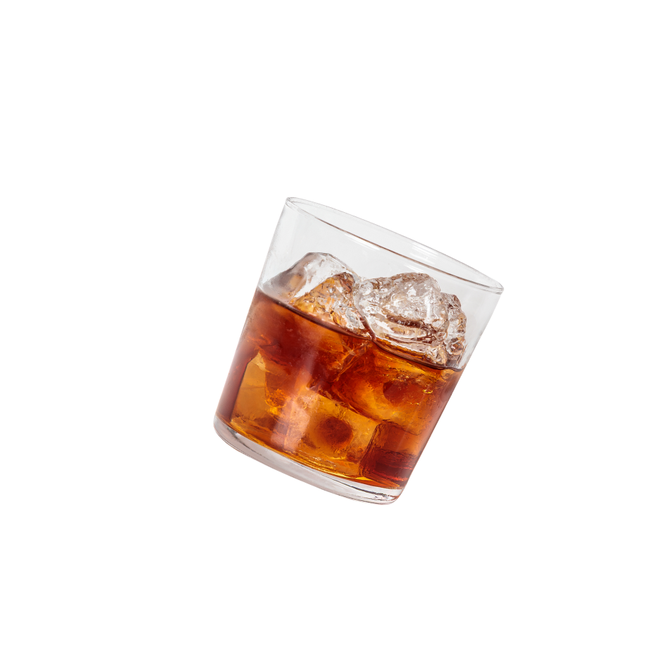 Un verre de whisky avec des glaçons