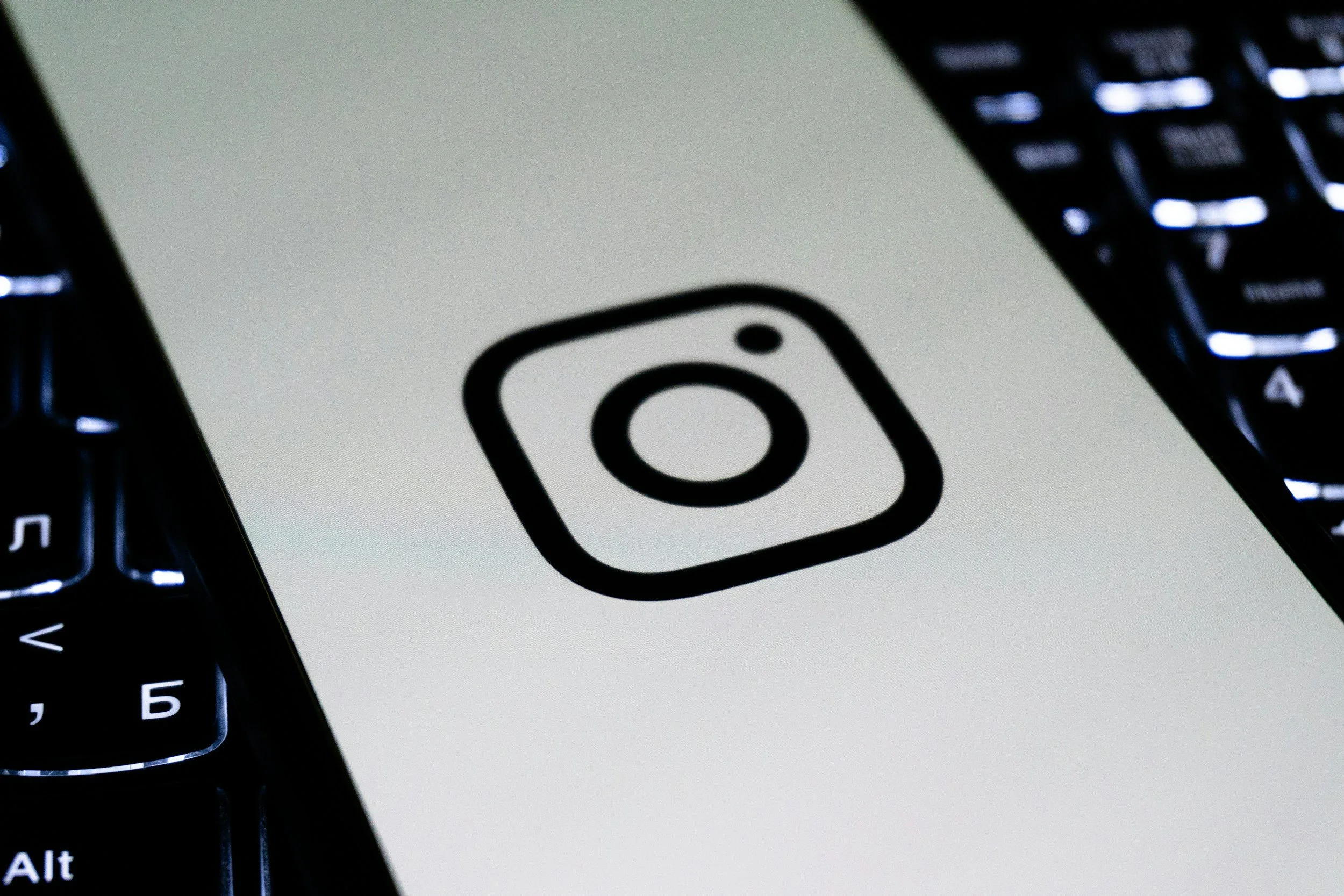 Logo d'Instagram affiché sur un téléphone mobile.