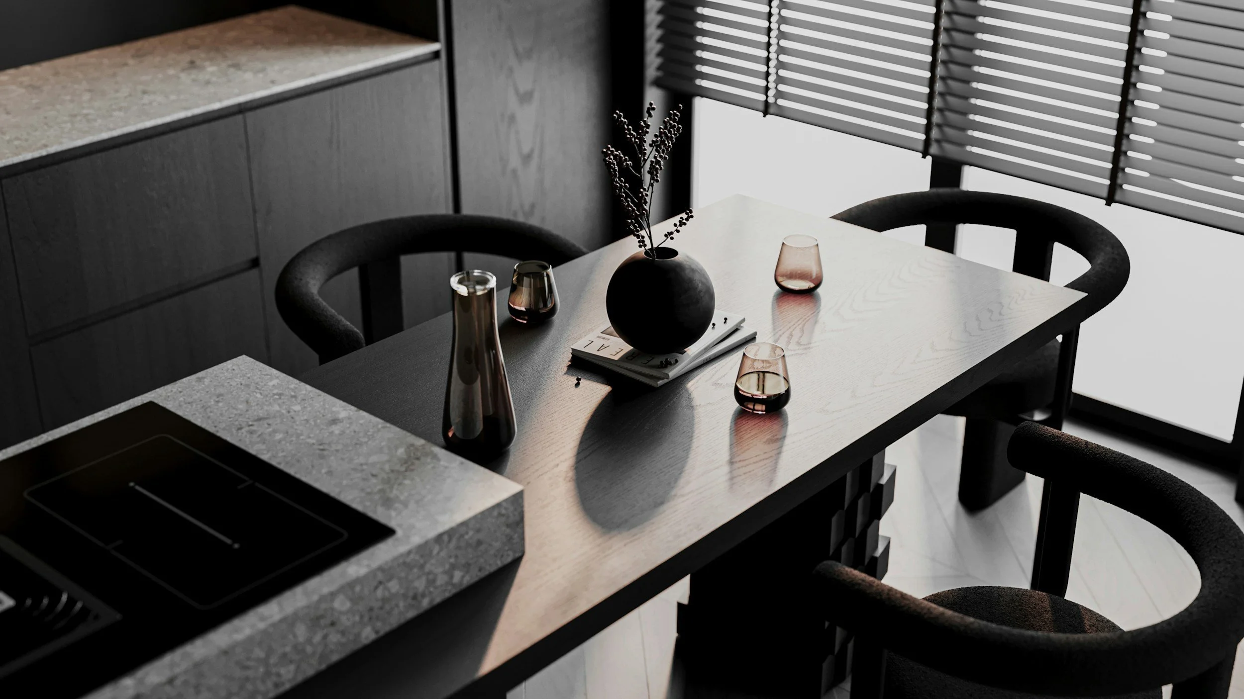 Table en bois sombre avec un vase noir, une carafe, quatre verres à vin rosé, un livre, près d'une fenêtre avec volets horizontaux.