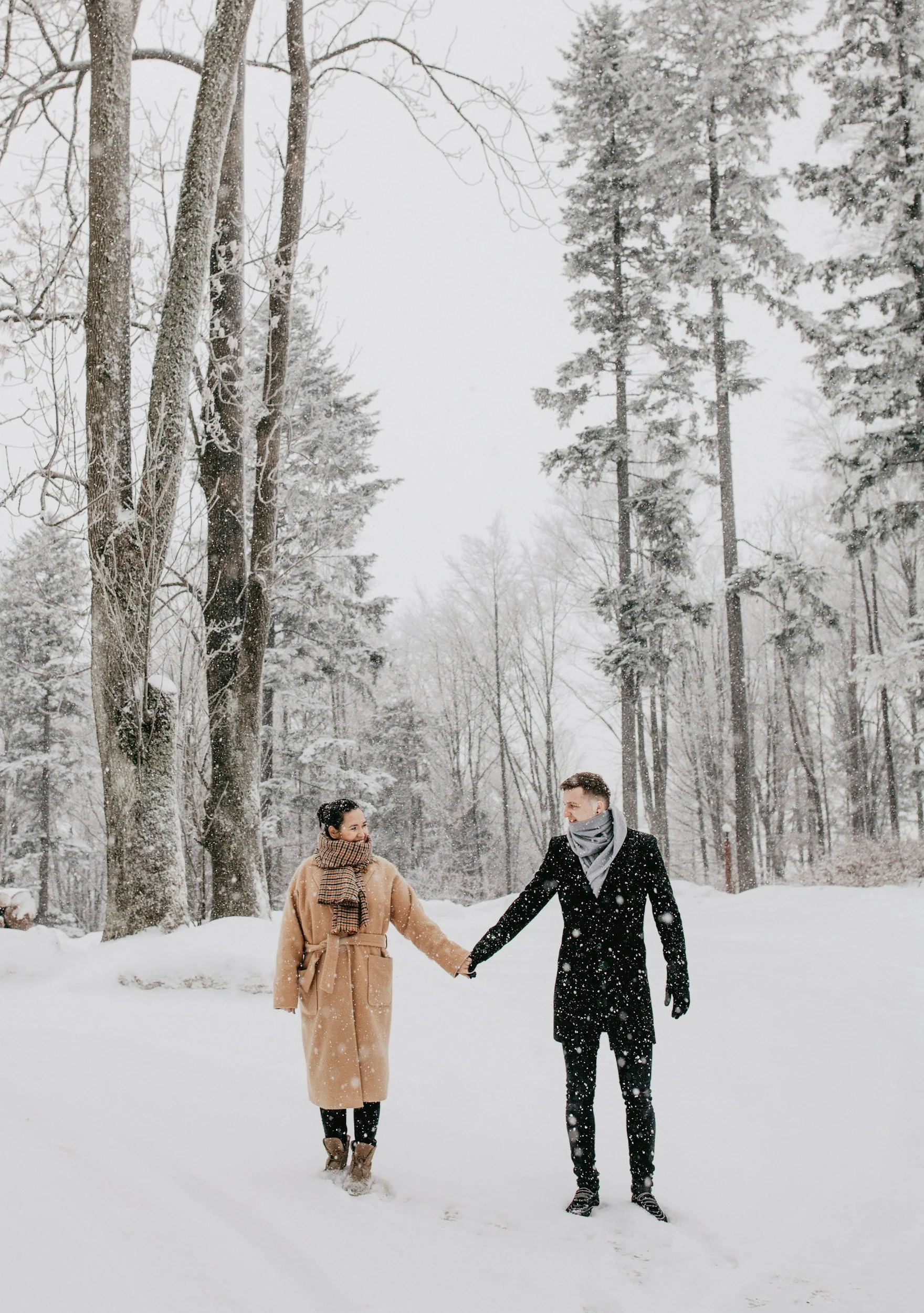 Winter Engagement Photos: Ideas &amp; Outfits for Snowy Shots