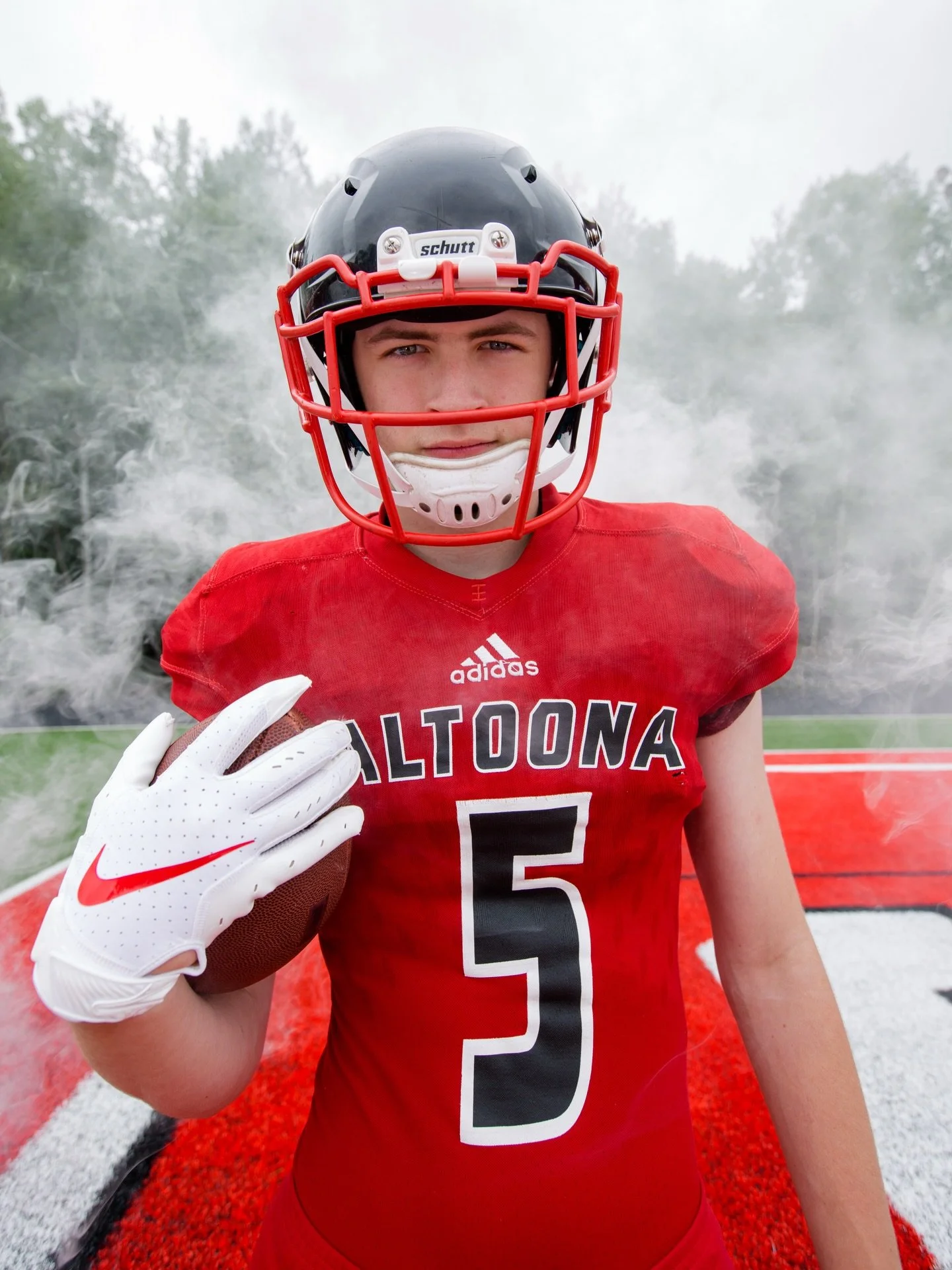 Game day felt like the perfect excuse to share some of my favorite football senior sessions! 🏈

At ASP, sports portraits are designed to be dynamic and unforgettable. We use dramatic lighting, props, and creative setups to highlight the passion and 