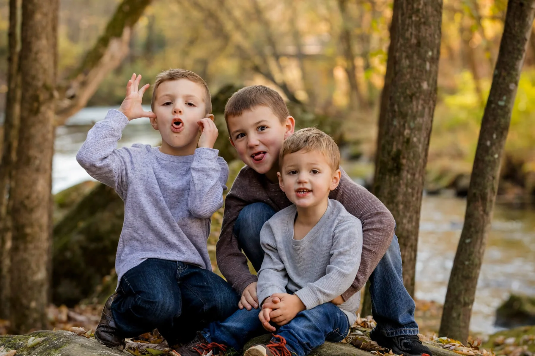 012-Family-Photographer-Andrew-Samplawski-Photography-silly-family-pictures-in-chippewa-falls-wi.jpg