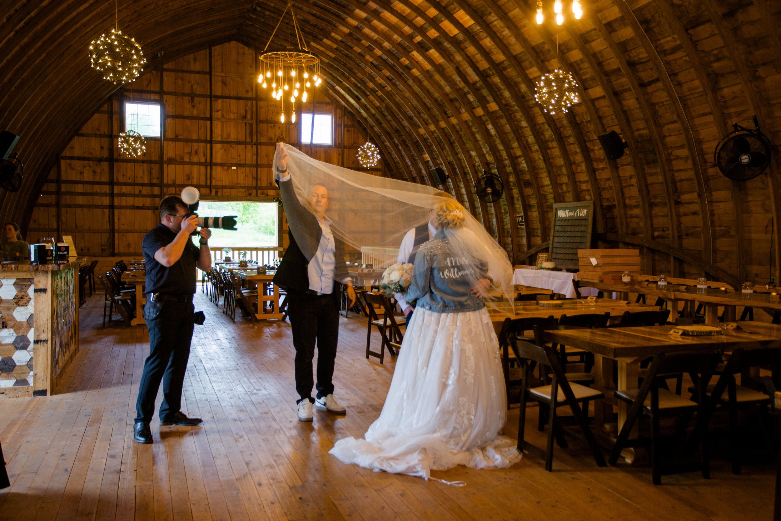photographer_wisconsin_behind-the-scenes-wedding-barn.jpeg