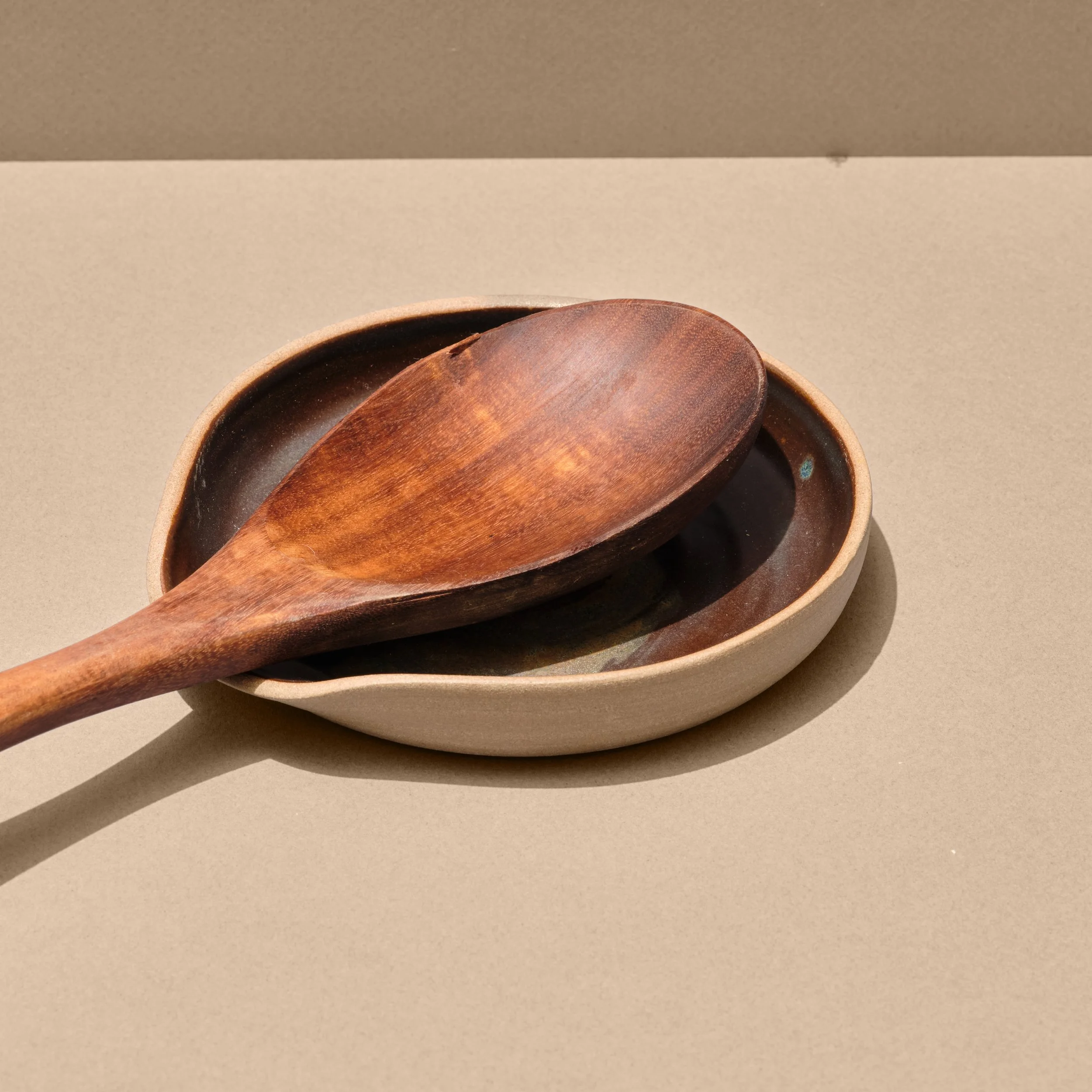 Ferry_Spoon_Rest_Walnut_Moss_2_ALT1.jpg