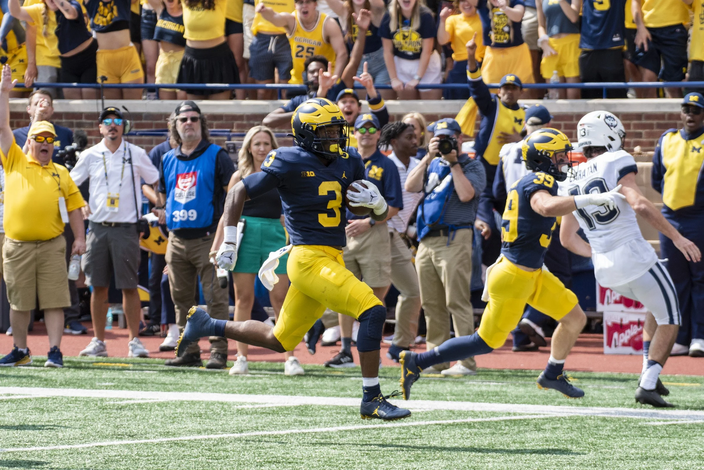 2022 FB_UM vs UCONN058.jpg