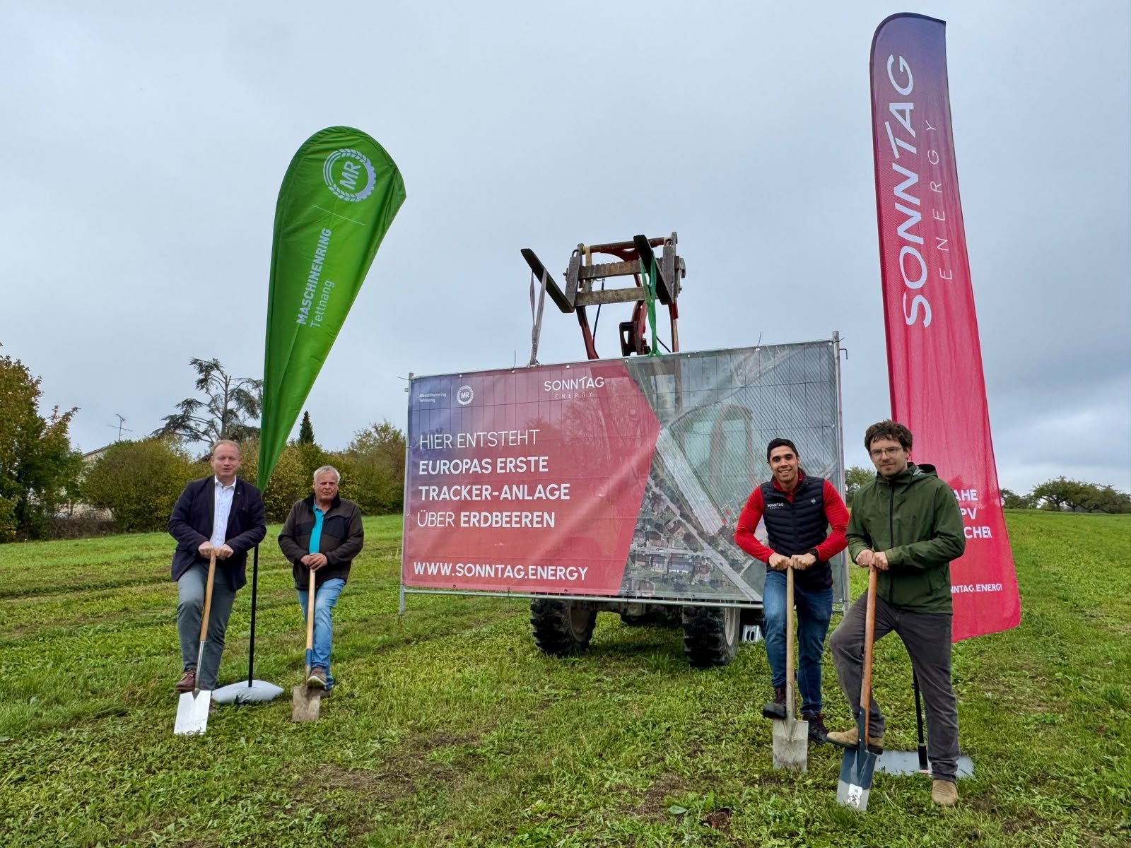 Europäische Premiere am Bodensee: Erste Tracker-Agri-PV-Anlage über Erdbeeren