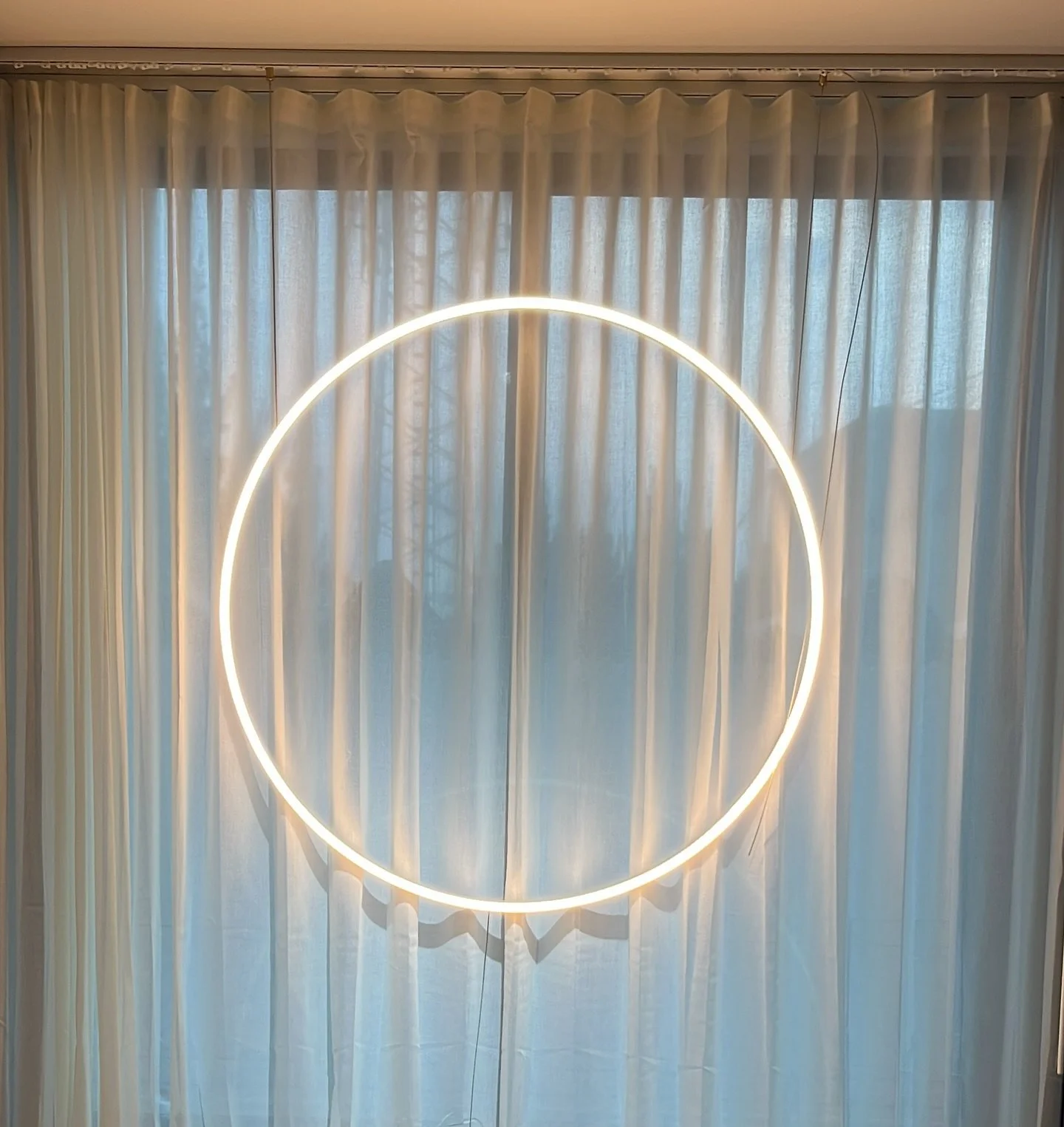 Colocación lámpara flotante. #diseño #arquitectura #consteuccion #lampara #iluminacion