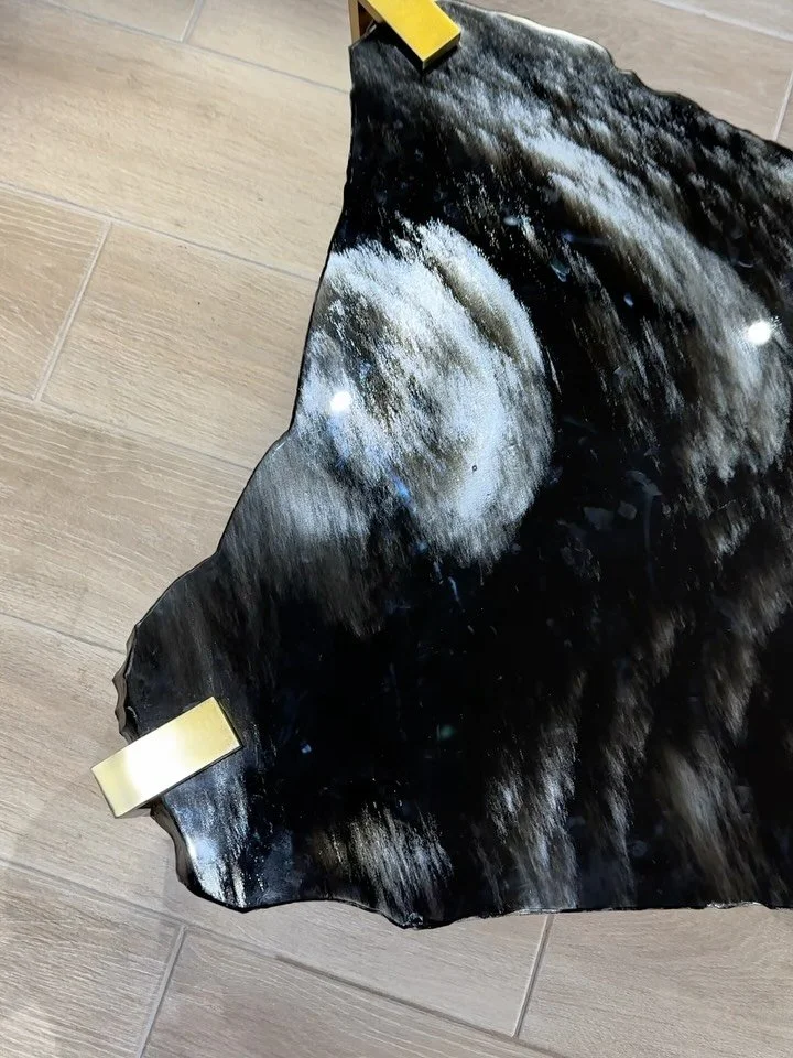 Una pieza con alma de M&eacute;xico. 
Se trata de una obsidiana con veta dorada proveniente de la sierra de Hidalgo convertida en mesa de apoyo, recargada en 3 patas de lat&oacute;n color natural. 
Con un costo de $85,000 MX